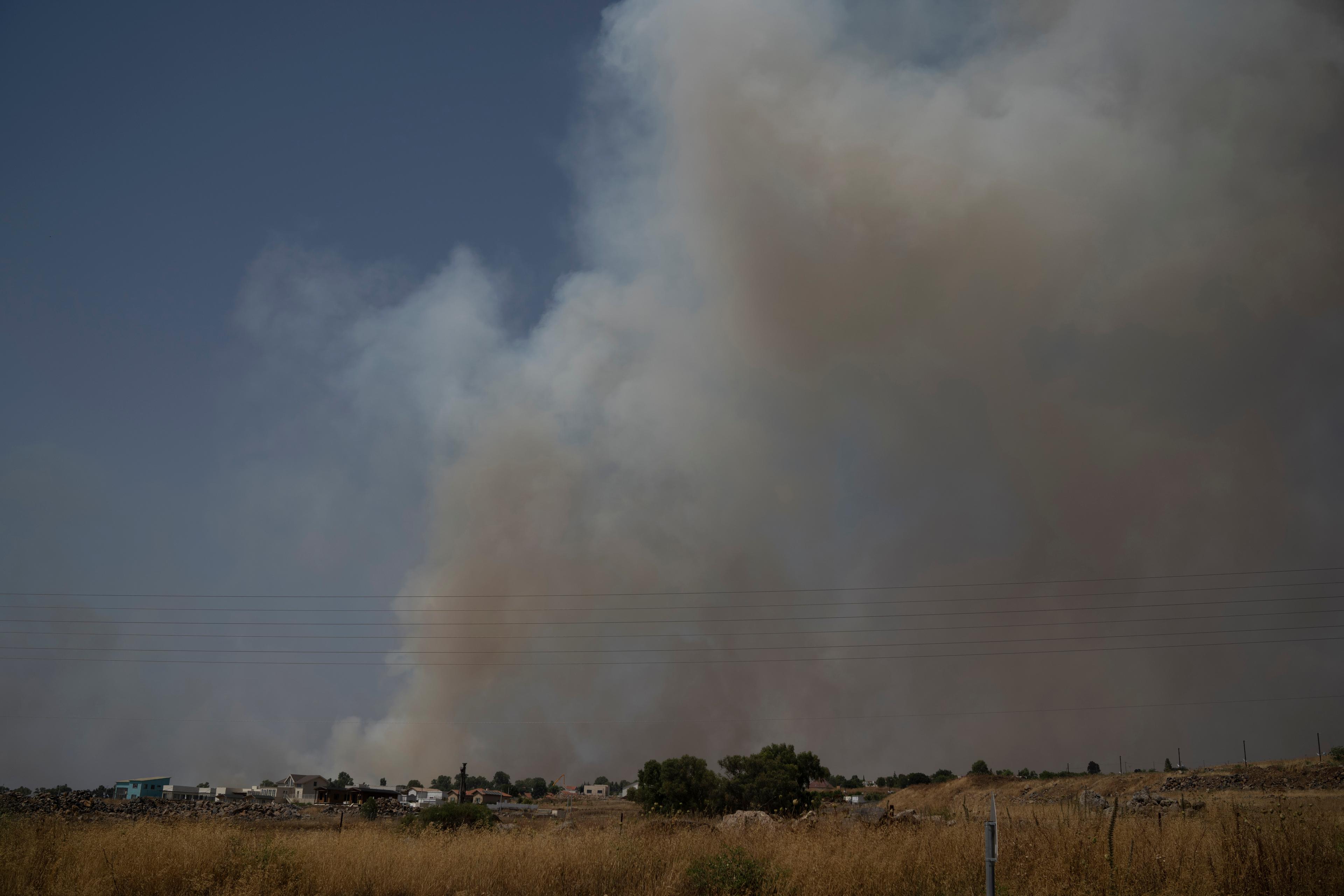Rök stiger mot himlen efter en attack mot Israelannekterade Golanhöjderna tidigare i juni. Foto: Leo Correa/AP/TT