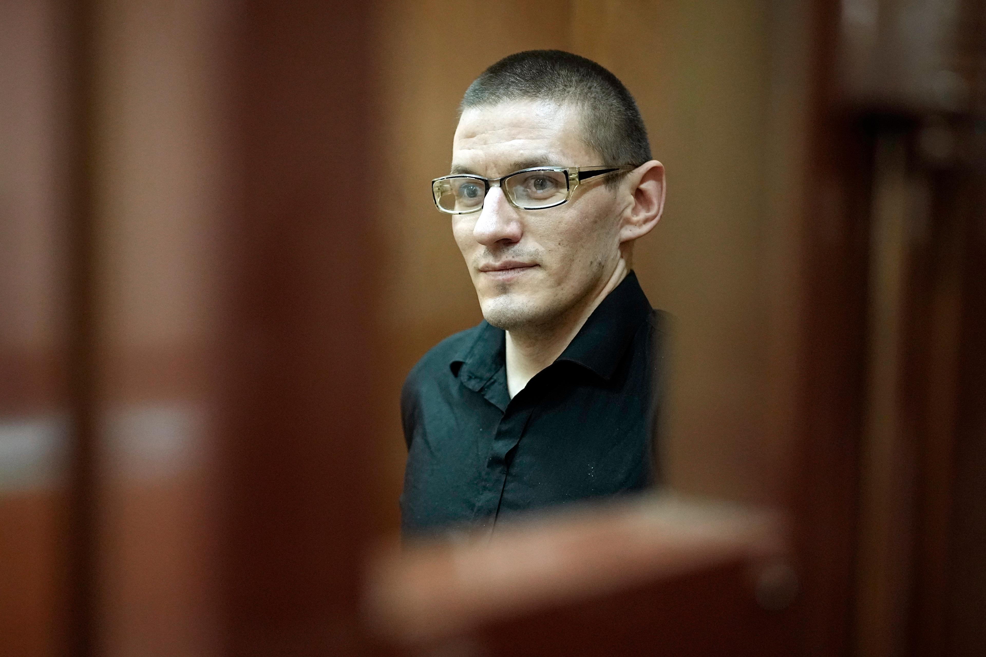 Den amerikanske medborgaren Robert Woodland vid domstolsförhandlingarna i Moskva där han dömdes till drygt tolv års fängelse. Foto: Alexander Zemlianichenko/AP/TT