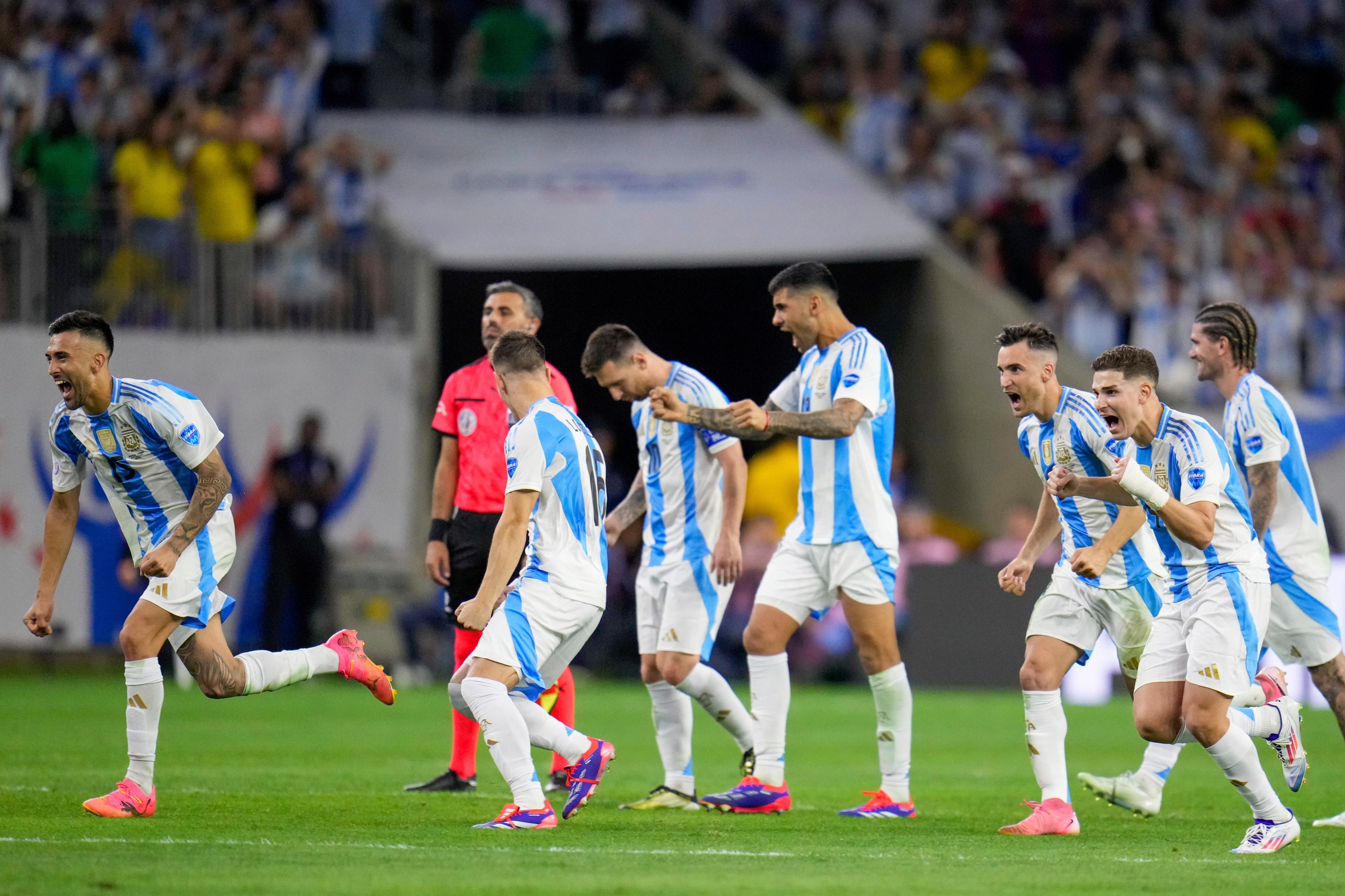 Argentinas spelare firar vinsten mot Ecuador. Foto: Julio Cortez/AP/TT