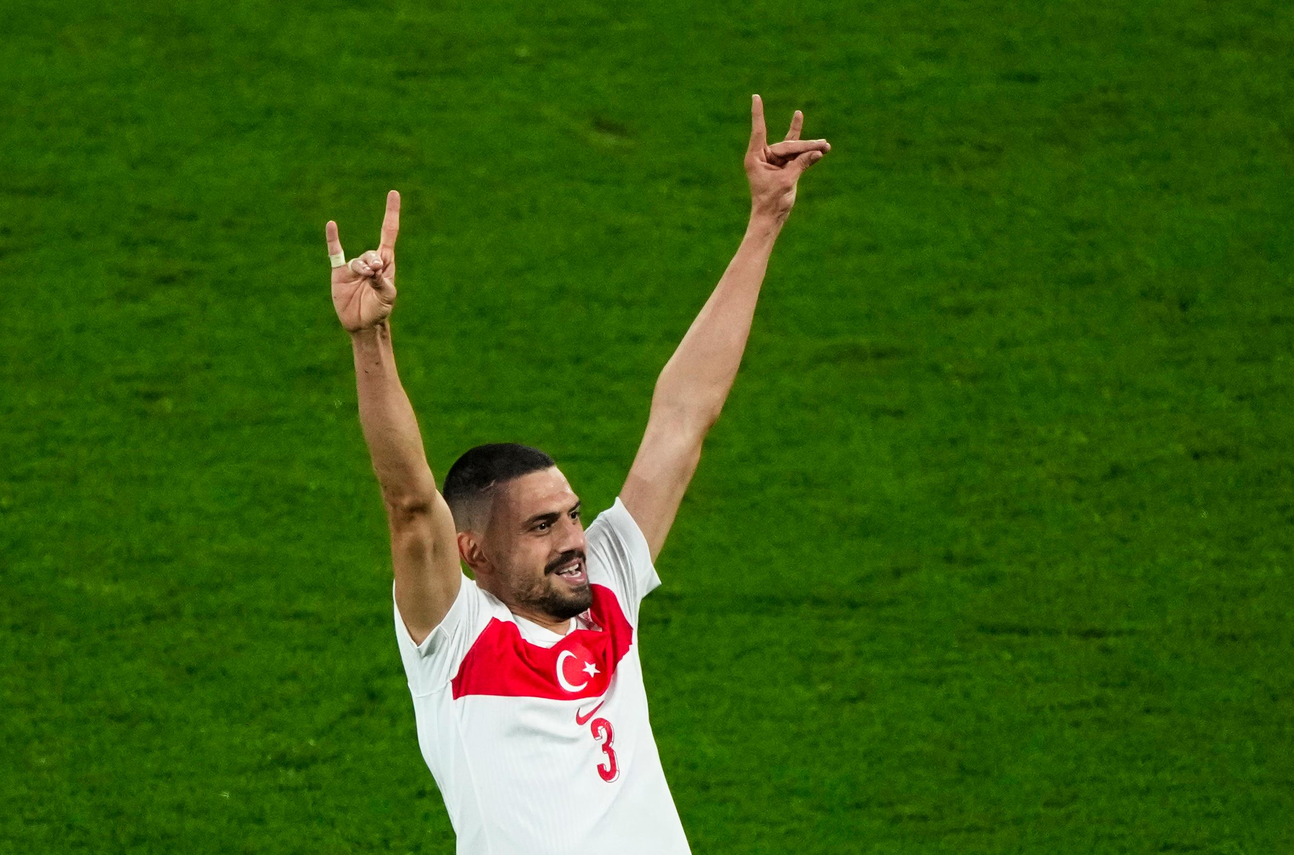 Merih Demiral gjorde den så kallade "varggesten" efter sitt matchavgörande andra mål i EM-åttondelsfinalen mot Österrike. Foto: Ebrahim Noroozi/AP/TT