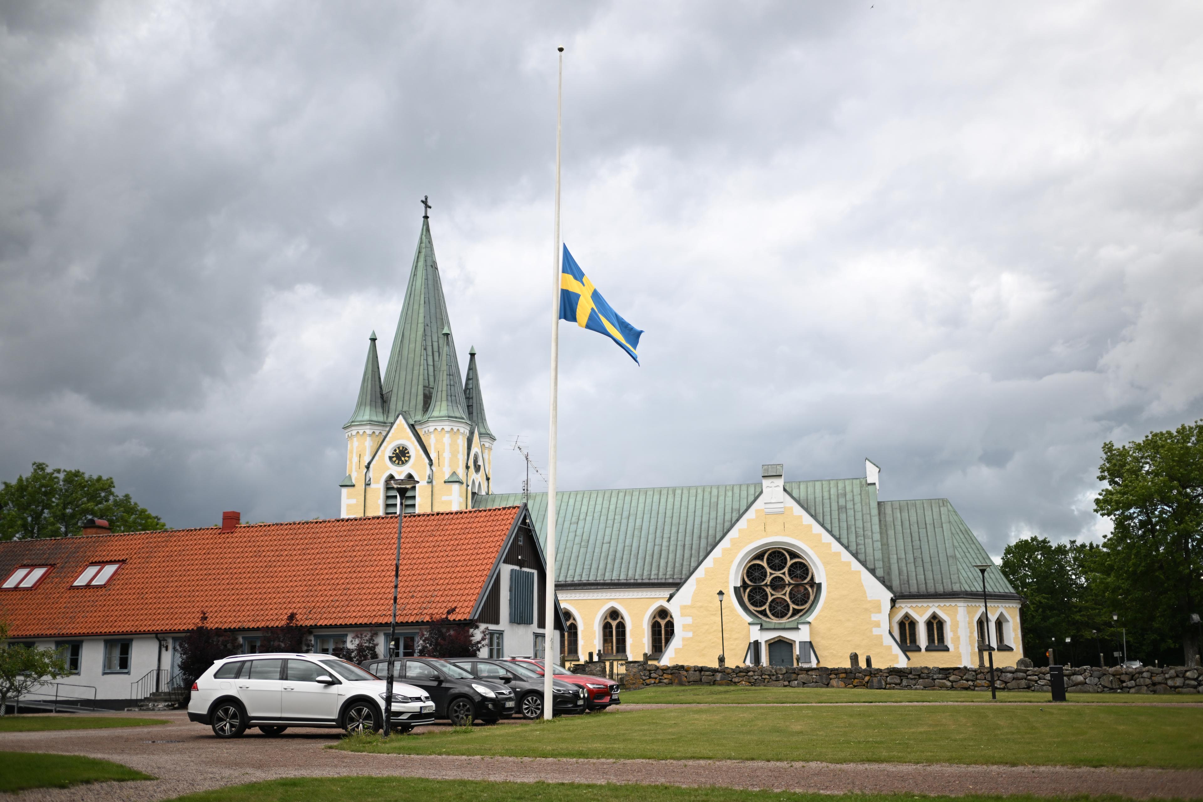Flaggan vajar på halv stång i samhället där en vuxen person och ett barn hittats döda i en bostad. Foto: Henrik Eberlund/TT