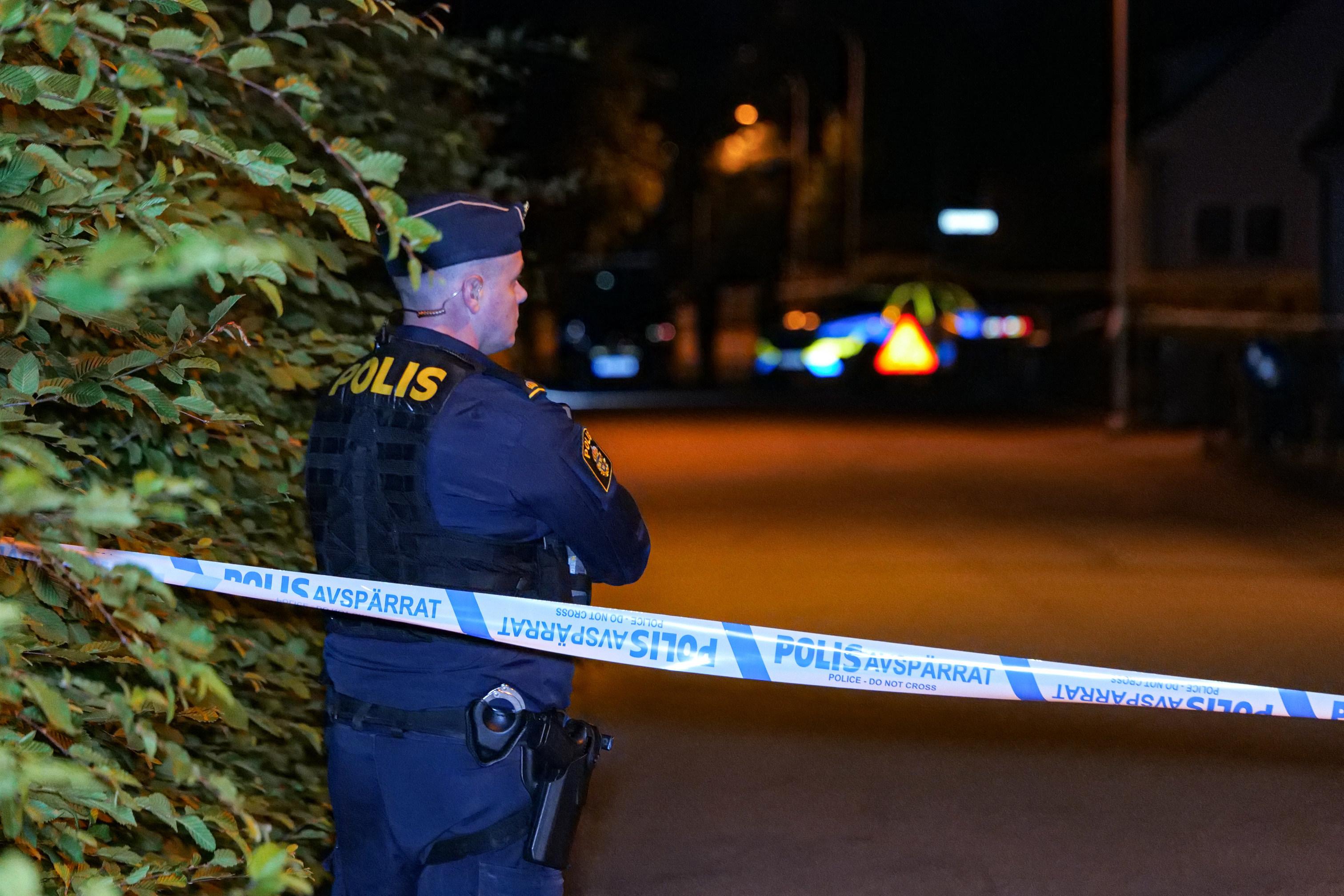 Under torsdagskvällen larmades polis till en bostad i en ort i Kristianstads kommun för att utreda dödsfall. Polisens tekniker har arbetat på platsen. Foto: Mikael Nilsson/TT