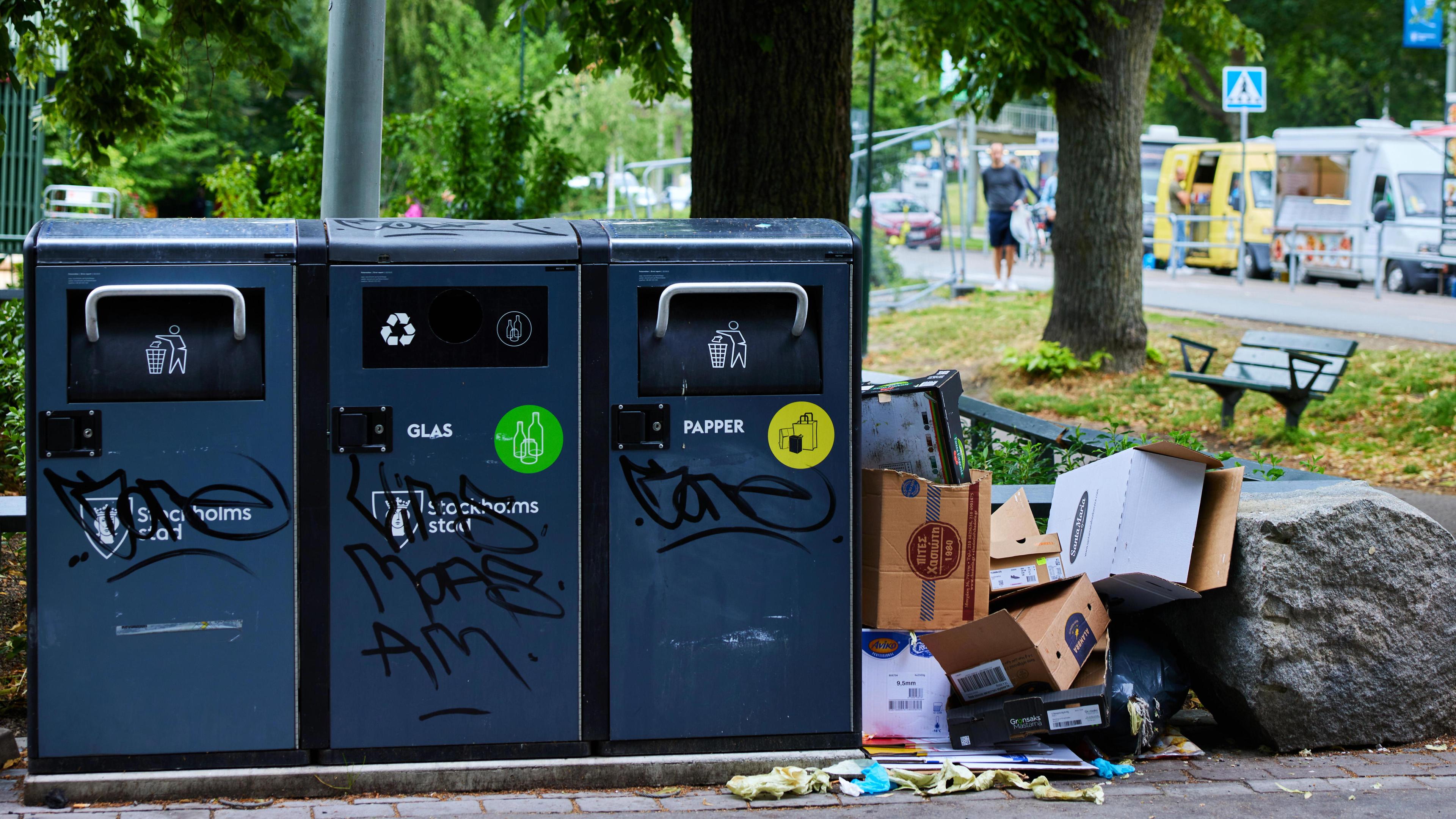 Överfulla papperskorgar är en vanlig syn en varm sommardag. Arkivbild. Foto: Fredrik Persson/TT