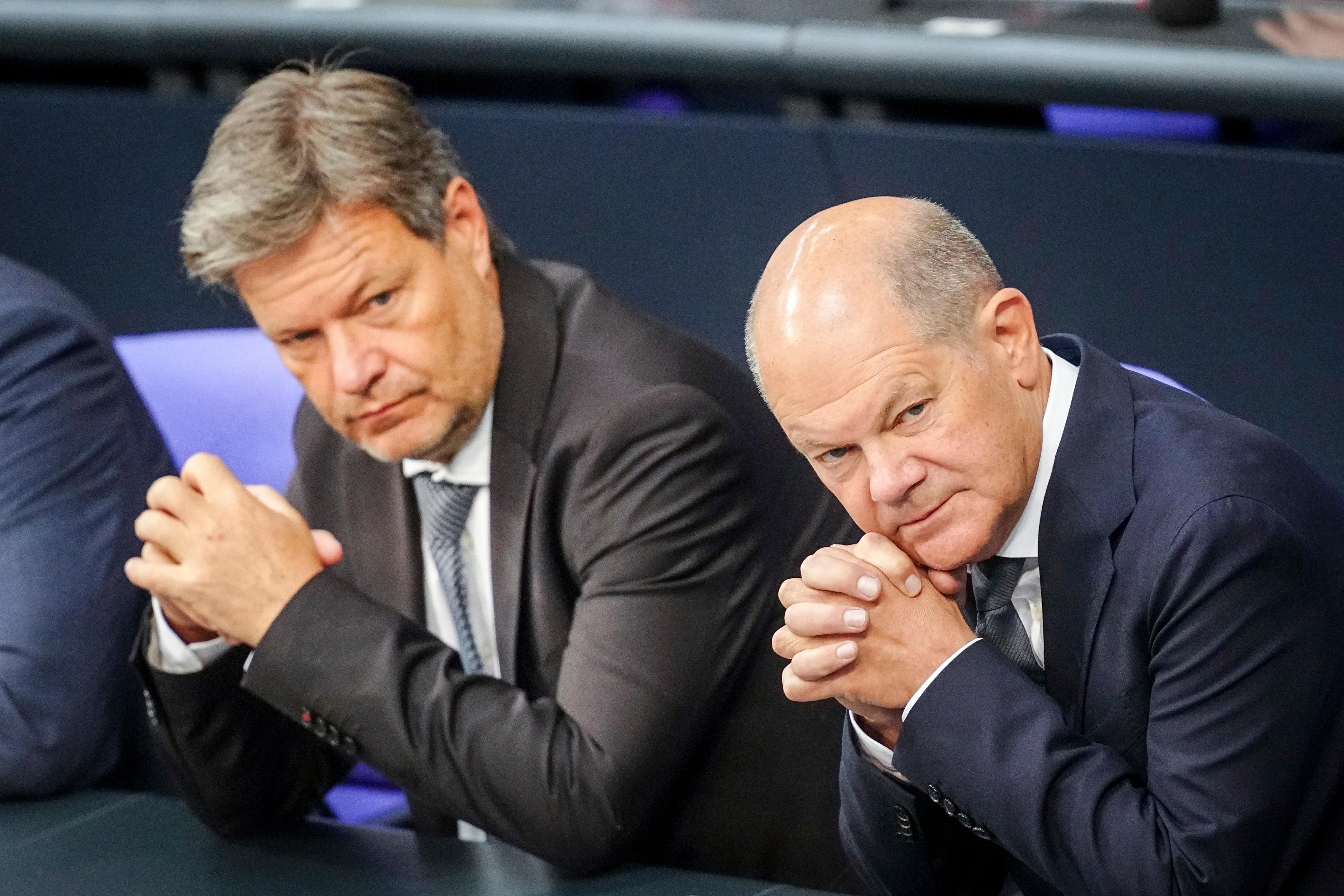 Tysklands vicekansler och klimatminister Robert Habeck till vänster i bild och förbundskansler Olaf Scholz till höger. Bilden togs vid ett sammanträde i förbundsdagen i Berlin på torsdagen. Foto: Kay Nietfeld/DPA via AP/TT