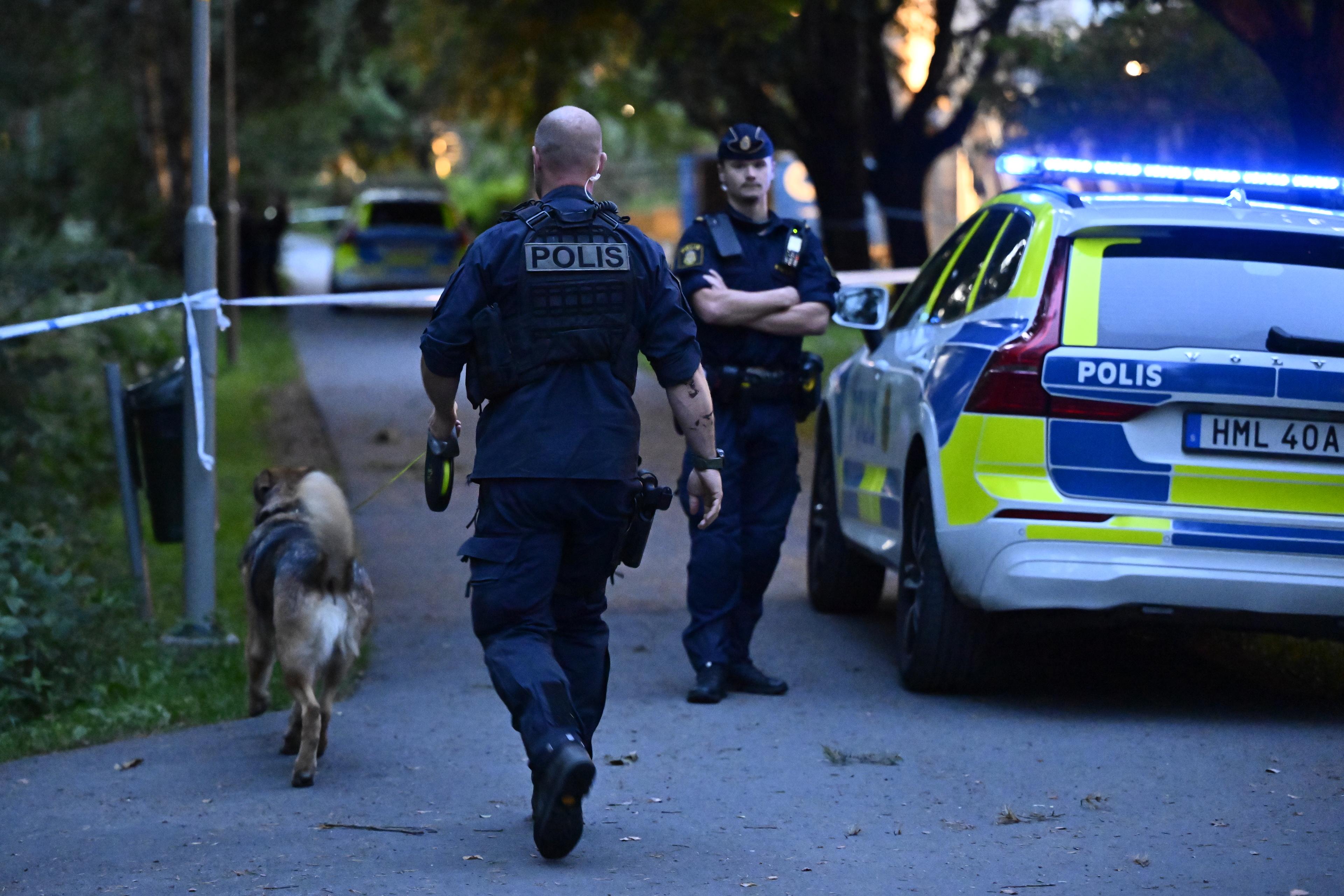 Polisen har varit på plats med bland annat hundresurser. Foto: Anders Wiklund/TT