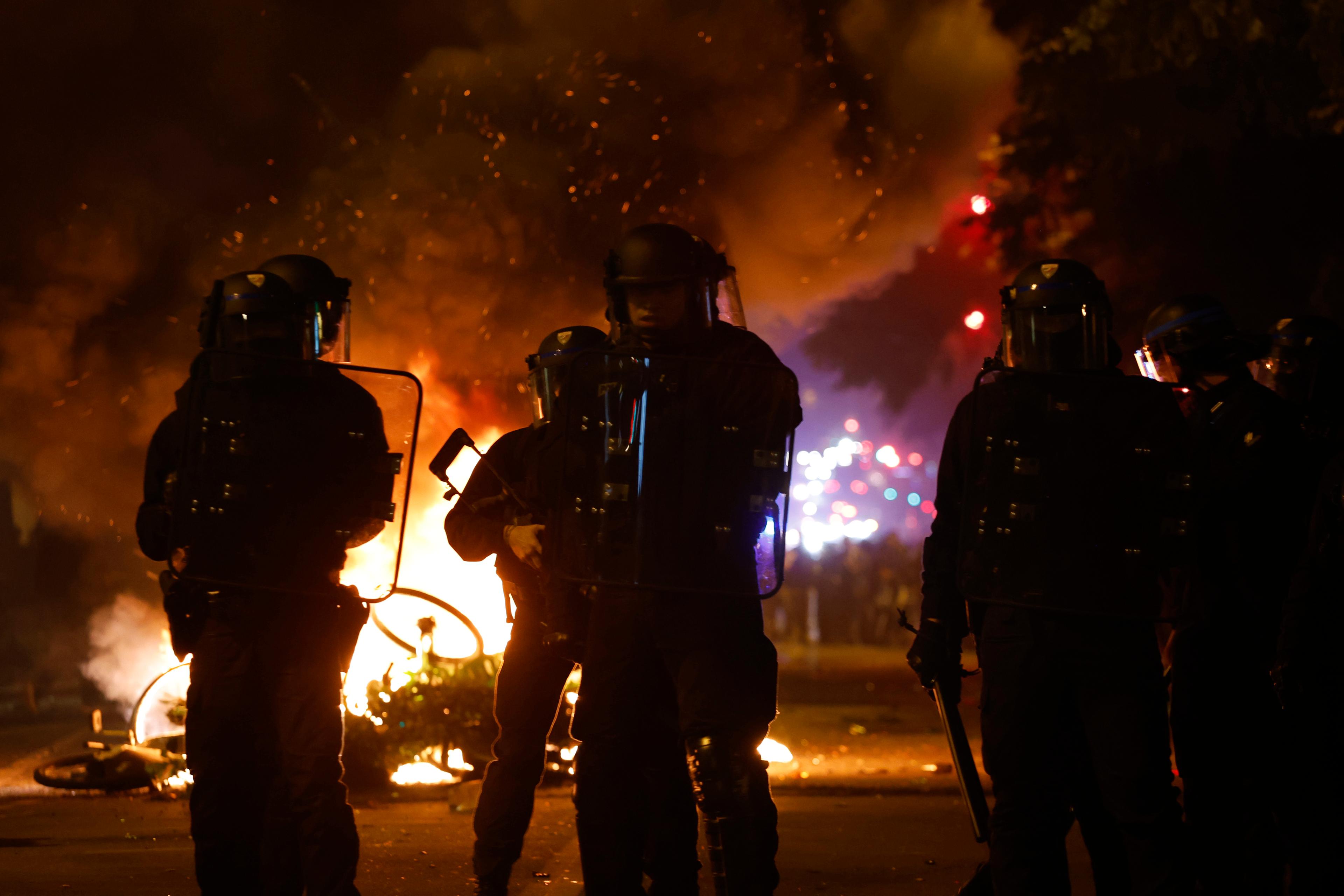 Polis på plats i anslutning till Place de la République i Paris. Foto: Aurelien Morissard/AP/TT