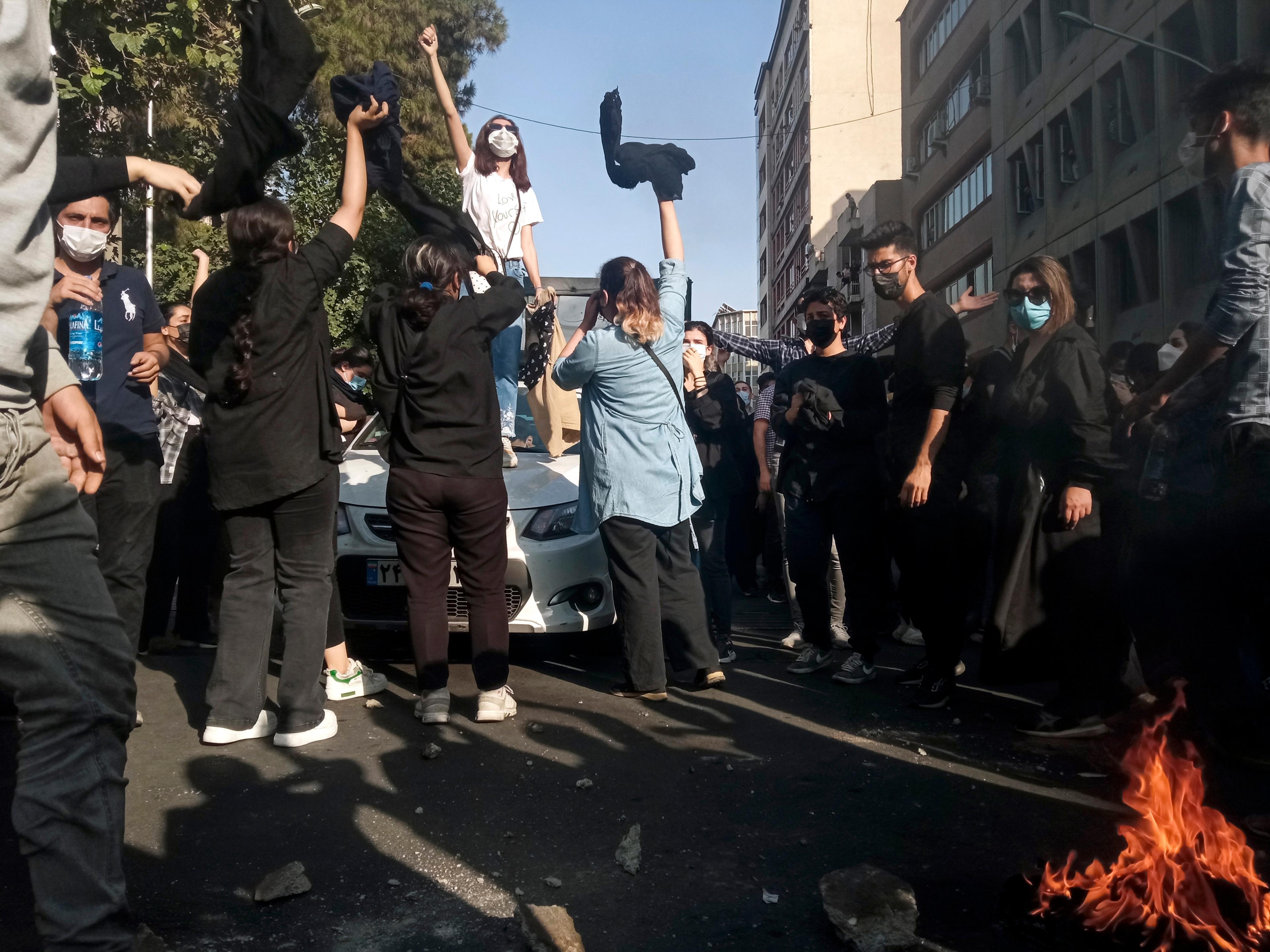 Bild från protesterna hösten 2022, då tusentals gick ut på gatan för att demonstrera mot regimen, som svarade med brutalt våld. Arkivbild. Foto: AP/TT