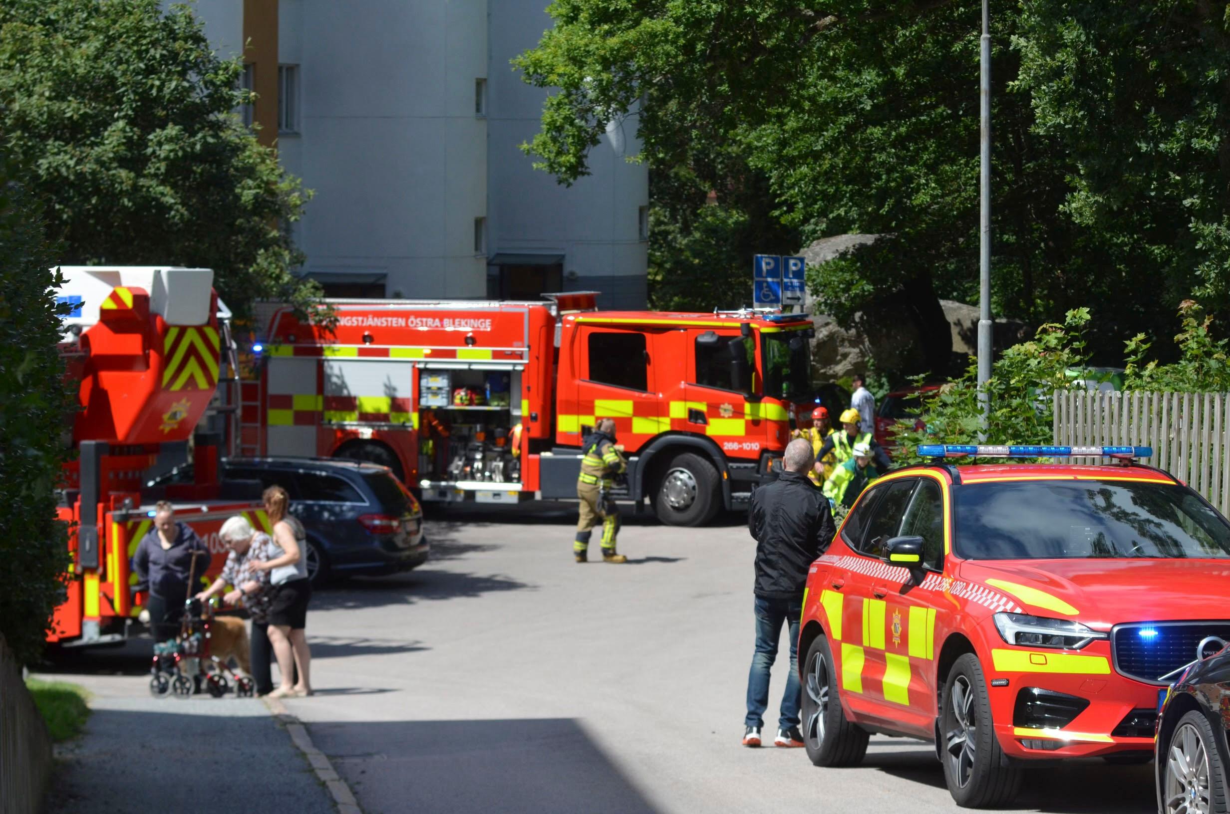 En kvinna och två barn har omkommit efter en lägenhetsbrand i Karlskrona. Foto: Isak Pettersson / TT