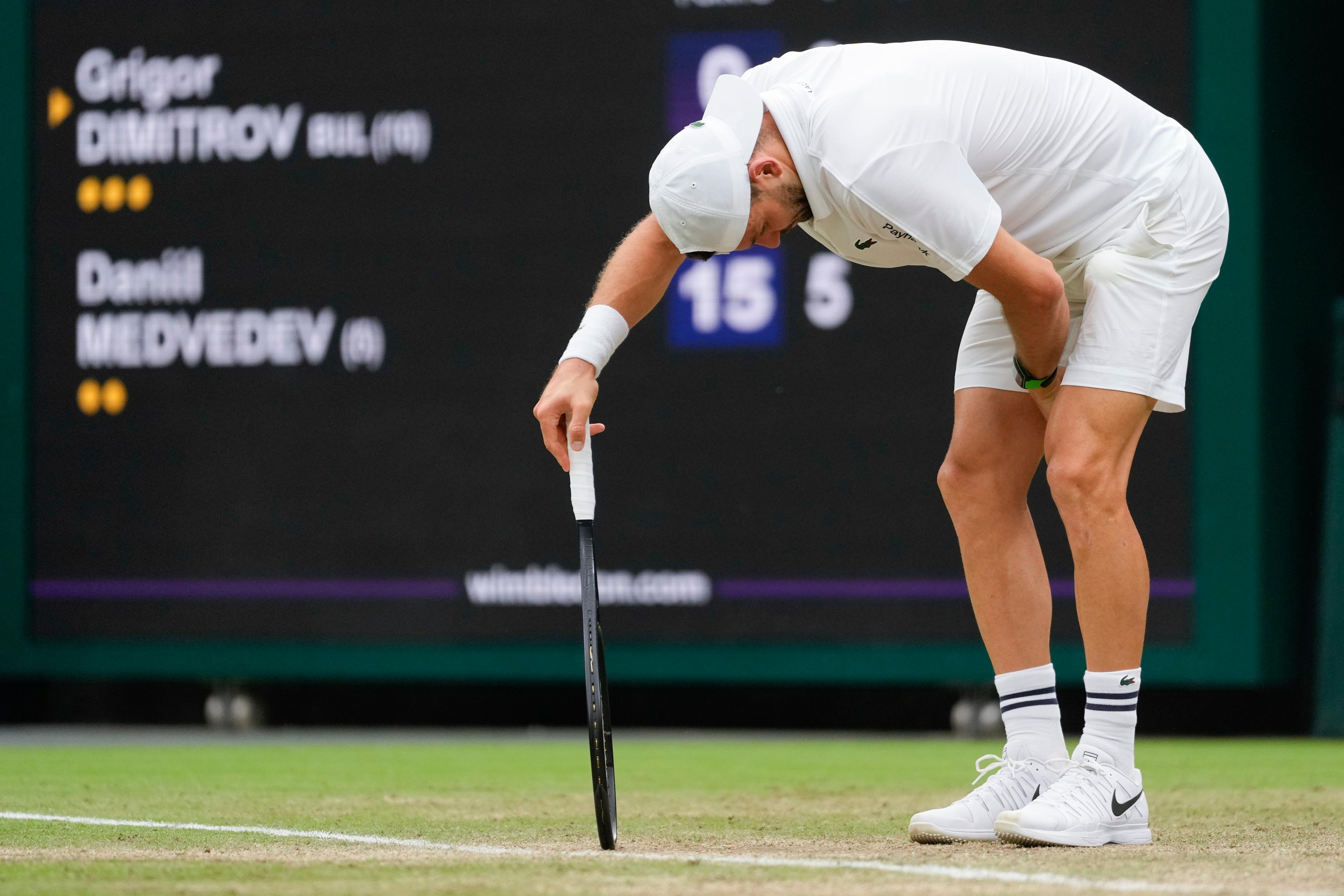 Grigor Dimitrov skadade benet under matchen mot Daniil Medvedev. Foto: Kirsty Wigglesworth/AP/TT