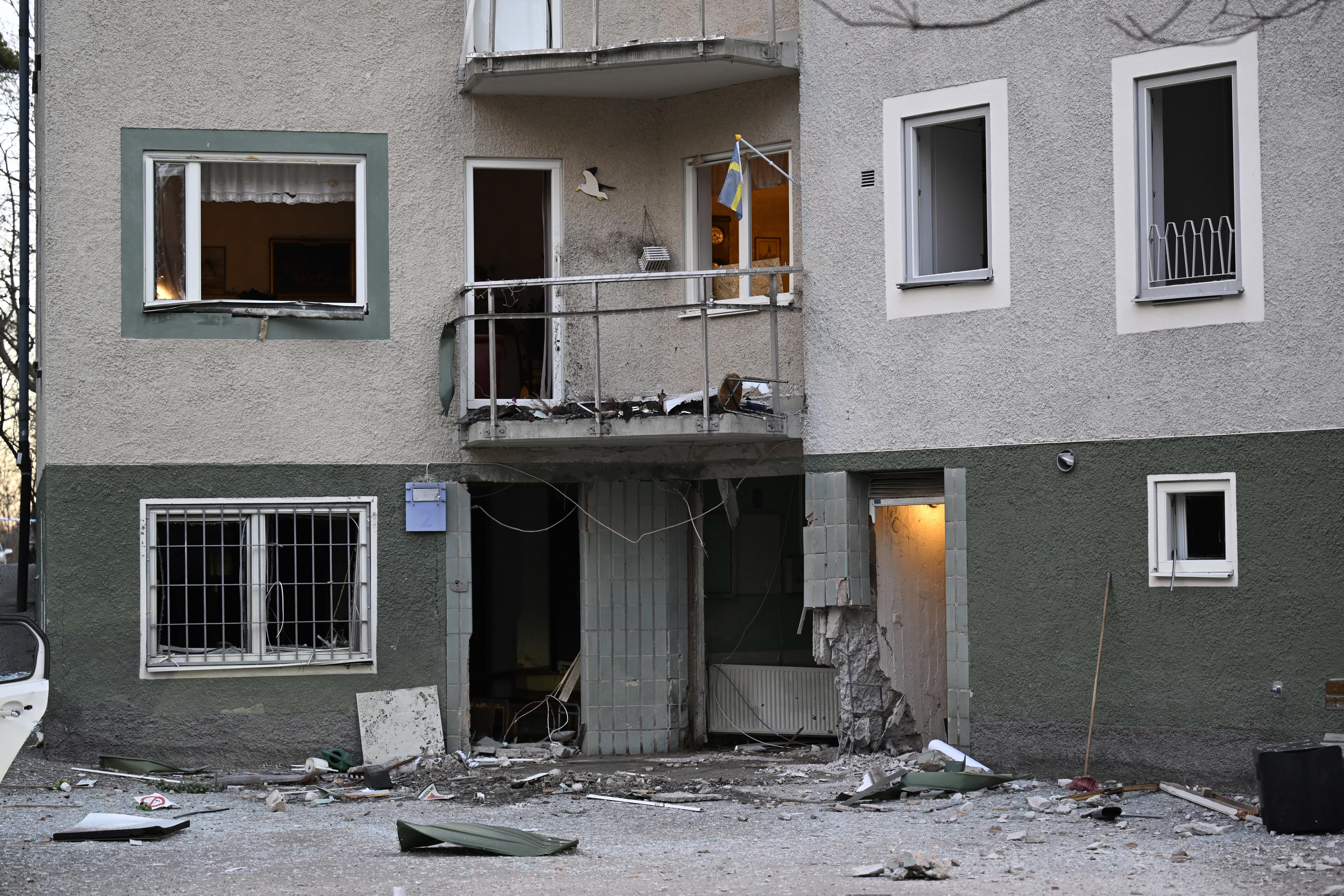 Förödelse efter en explosion utanför ett flerfamiljshus i Sundbyberg norr om Stockholm i februari i år. Arkivbild. Foto: Pontus Lundahl/TT