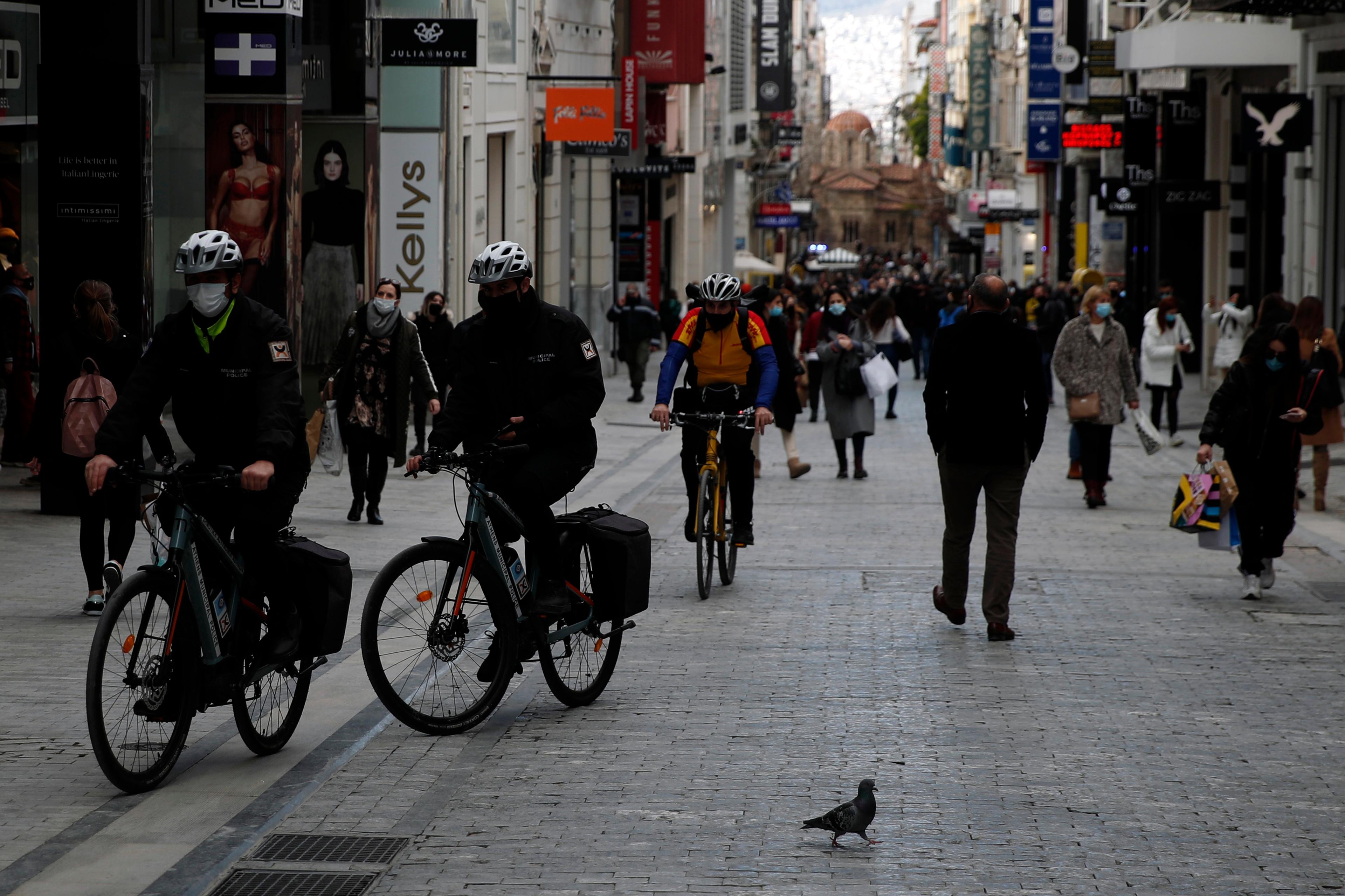 Från och med i början av juni kan arbetsveckan förlängas till totalt 48 timmar i vissa sektorer i Grekland. Arkivbild. Foto: Thanassis Stavrakis/AP/TT