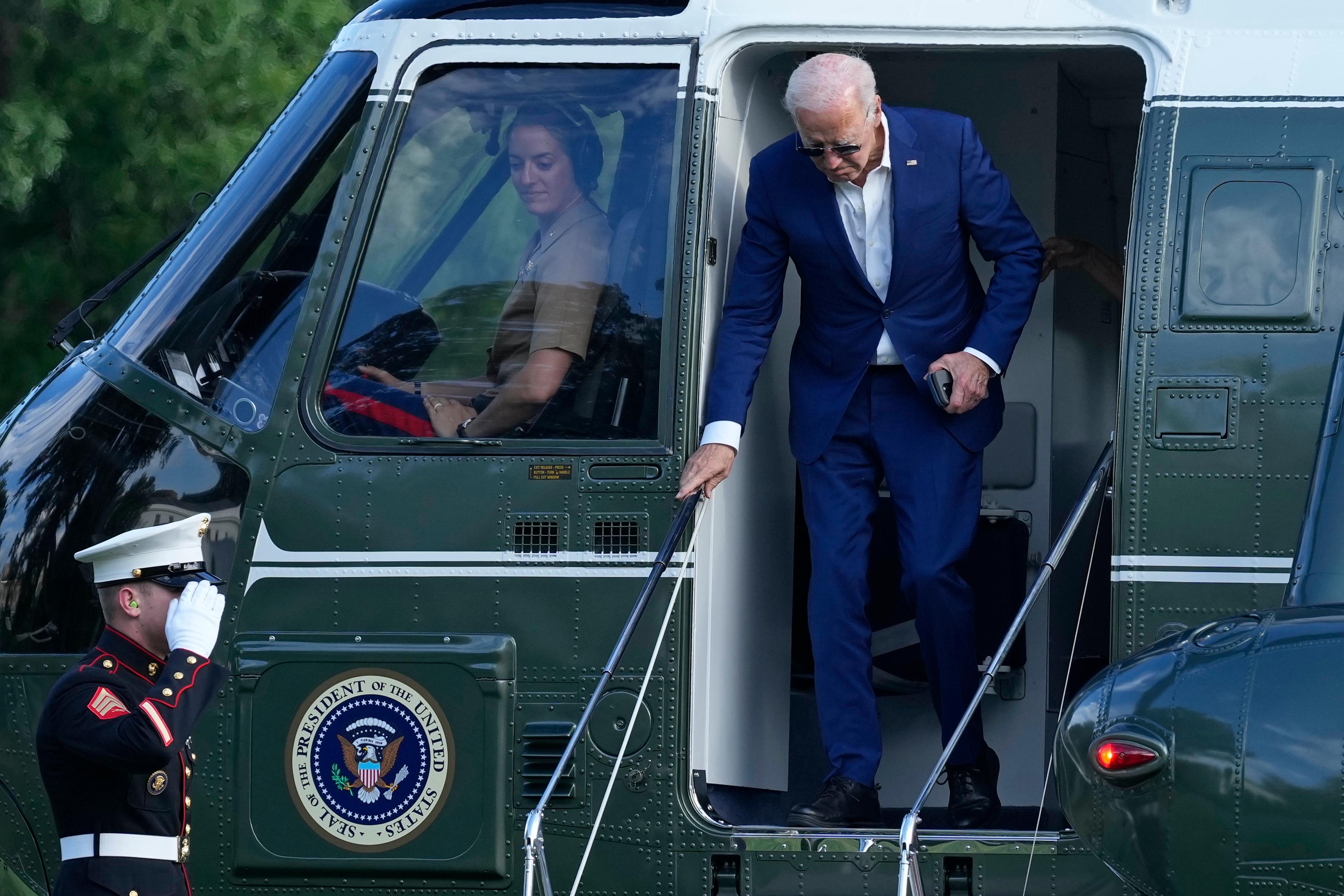 President Joe Biden i samband med att han i söndags återvände till Washington efter att ha besökt delstaten Pennsylvania för att kampanja. Arkivbild. Foto: Susan Walsh/AP/TT