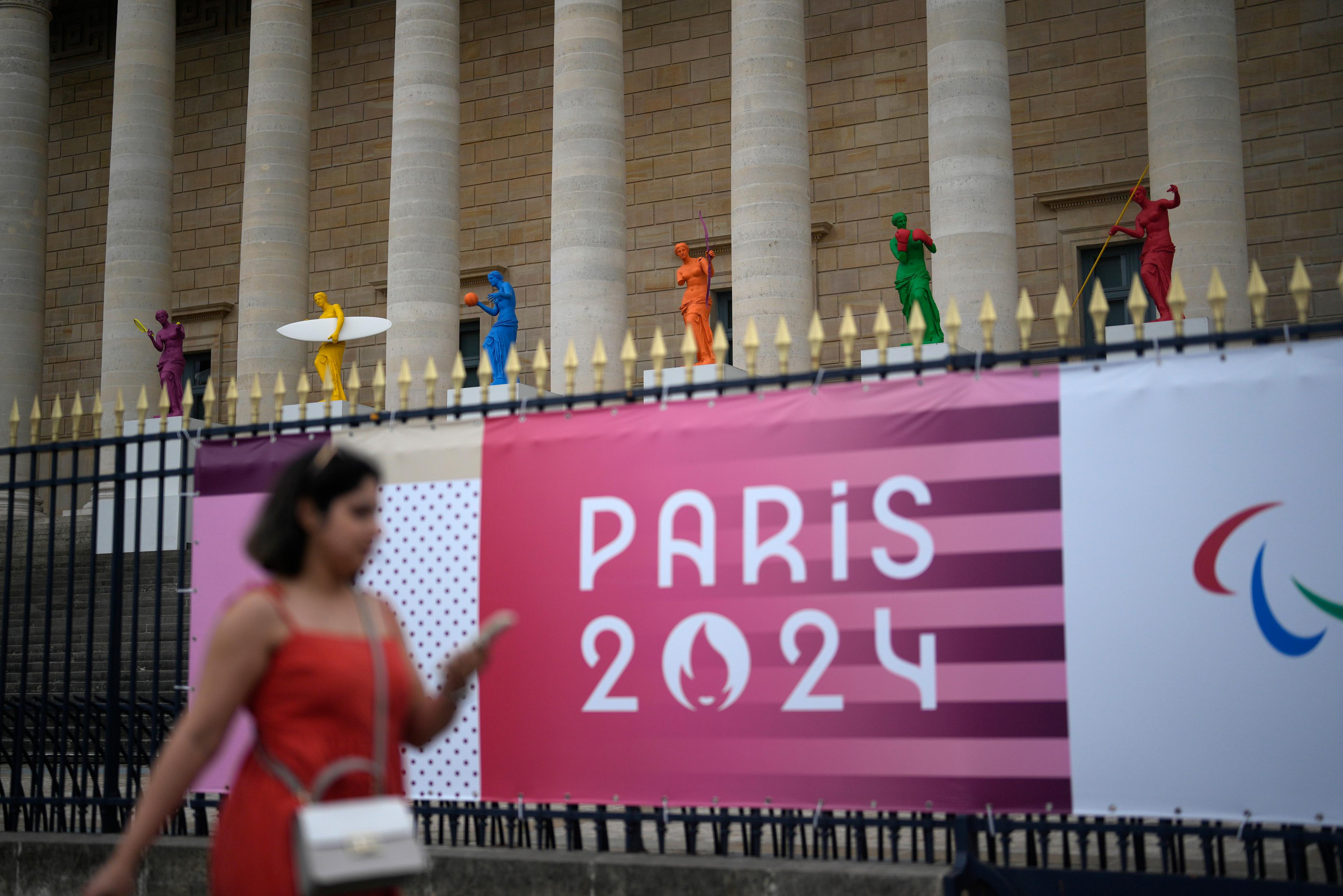 Vid parlamentsbyggnaden i Paris står statyer med OS-anknytning. Foto: Thibault Camus/AP/TT