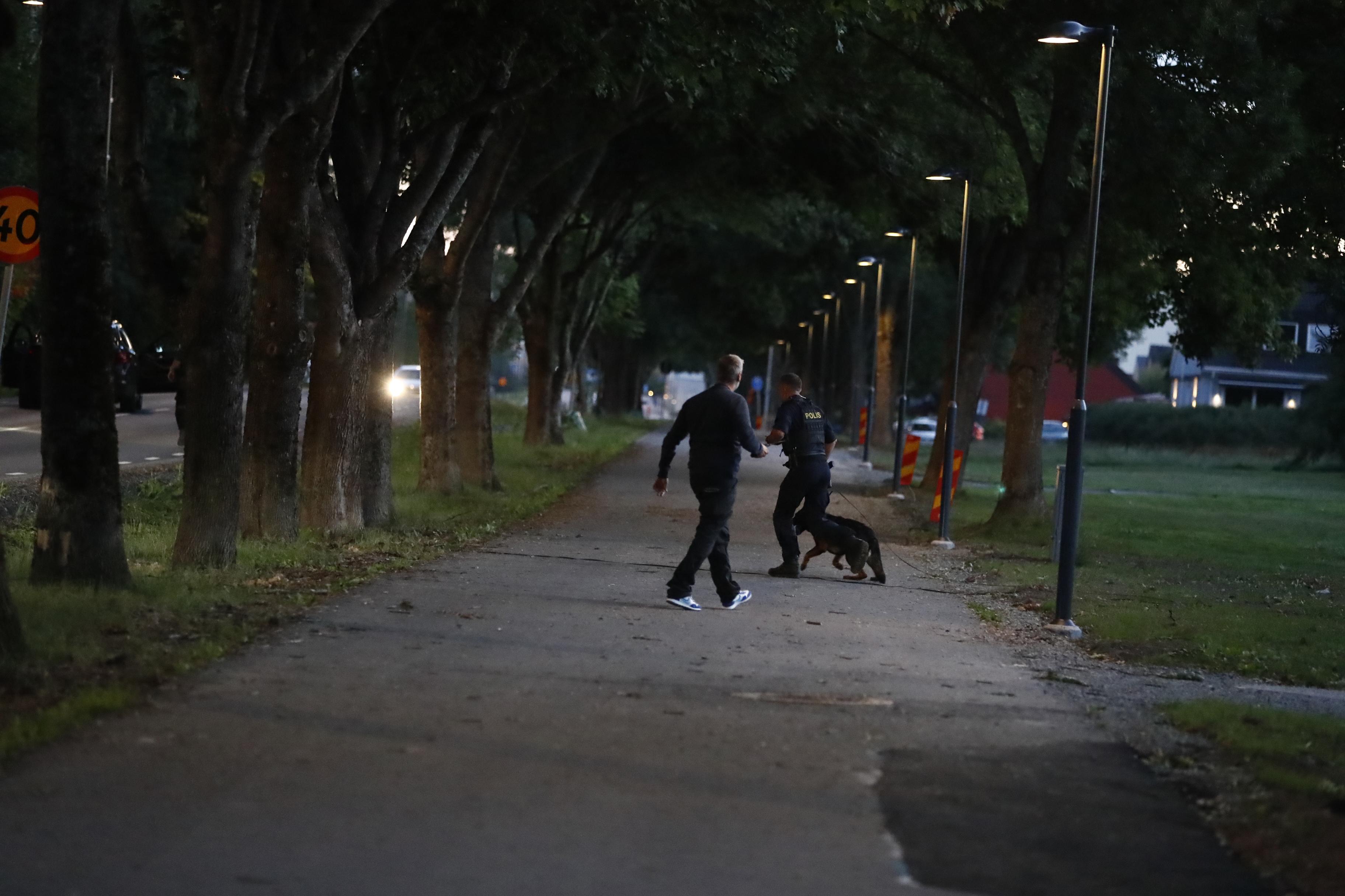 Polis på plats i Åkersberga norr om Stockholm där en man hittats skjuten inomhus. Foto: Mickan Mörk/TT