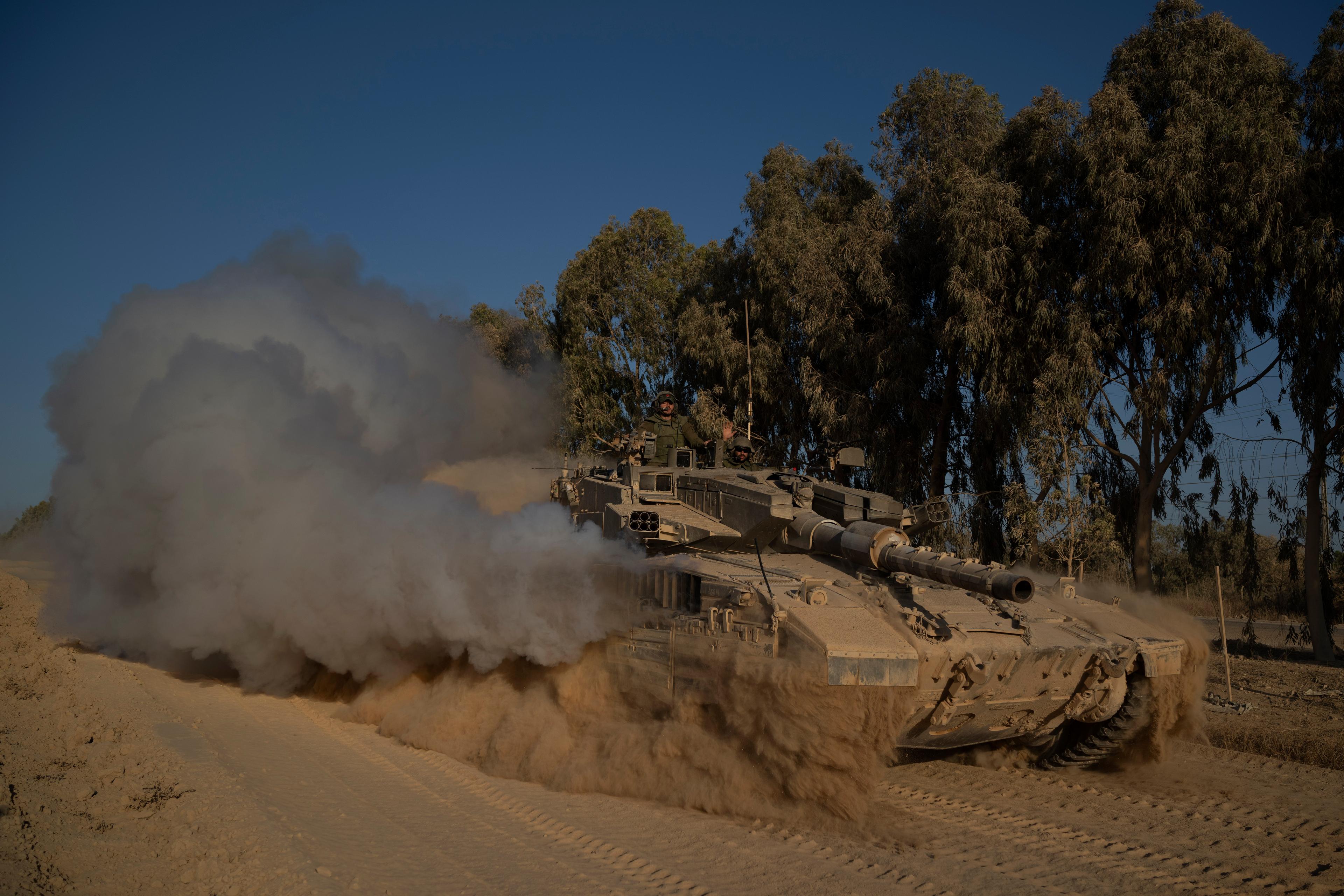 Israeliska soldater nära gränsen mot Gaza. Bild från 8 juli 2024. Foto: Leo Correa/AP/TT