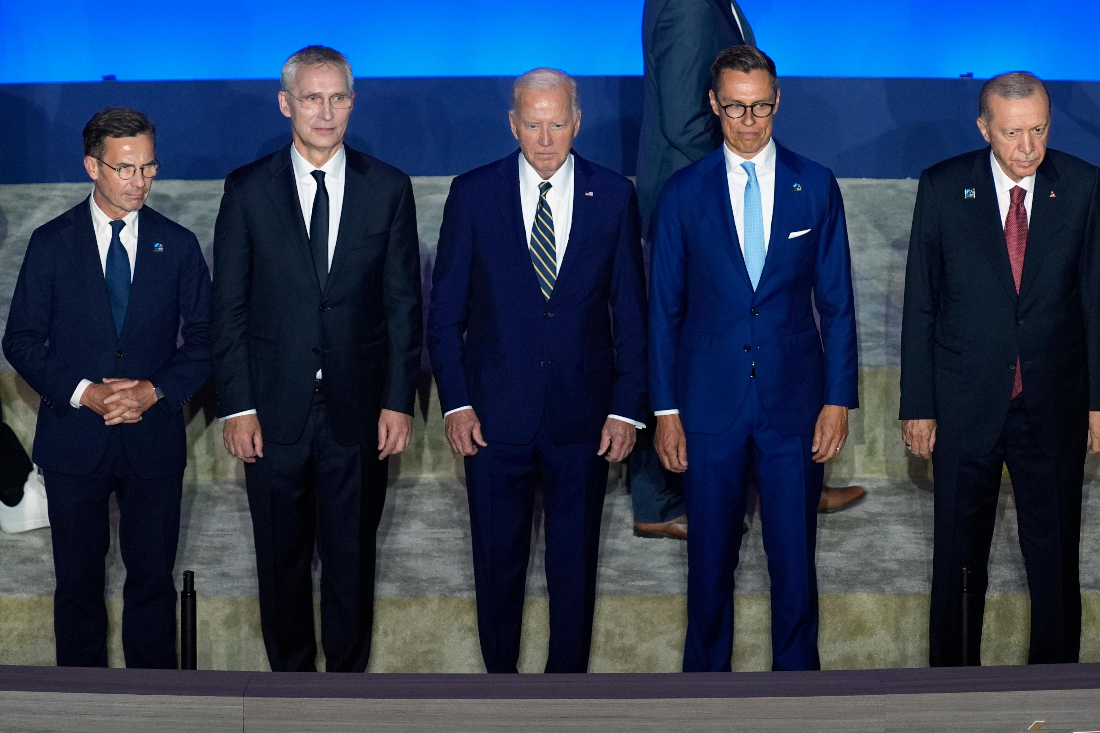 Sveriges statsminister Ulf Kristersson (M), Natos generalsekreterare Jens Stoltenberg, USA:s president Joe Biden, Finlands president Alexander Stubb och Turkiets president Recep Tayyip Erdogan i Washington under tisdagskvällen. Foto: Evan Vucci/AP/TT