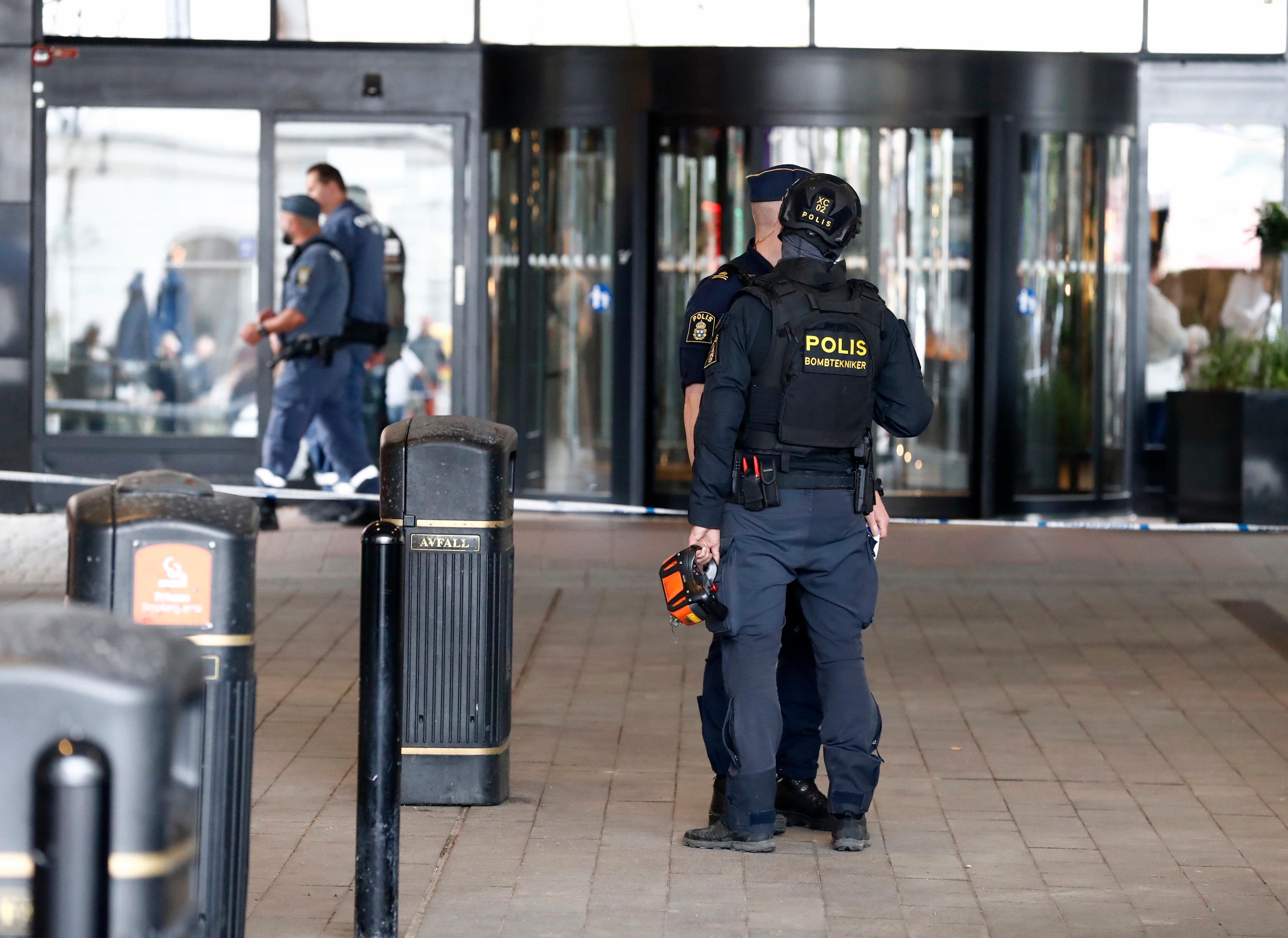 Bombtekniker på plats vid Stockholms centralstation. Foto: Mickan Mörk/TT