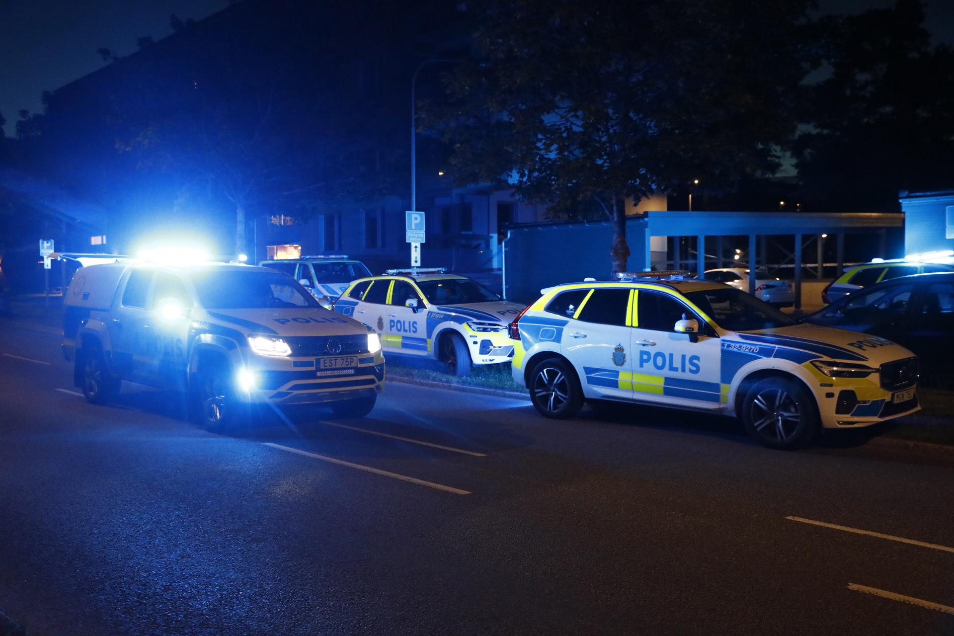 En stor polisinsats vid midnatt till onsdagen i Bagarmossen i södra Stockholm. Foto: Mickan Mörk/TT