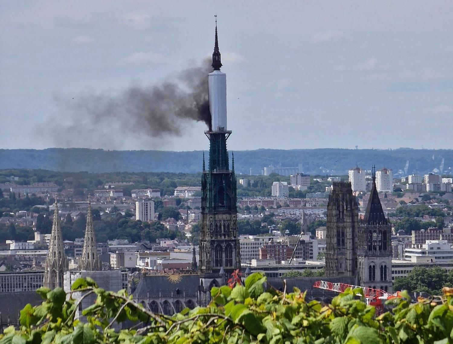 Katedralen i Rouen brinner. Foto: Patrick Streiff/AFP/TT