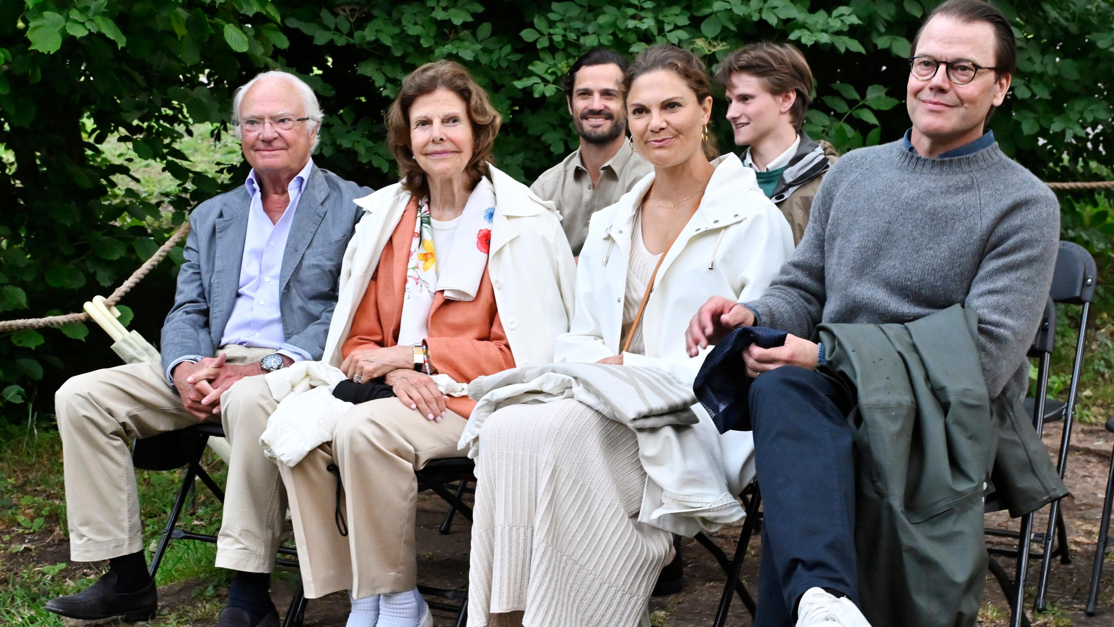 Kung Carl Gustaf, drottning Silvia, prins Carl Philip, kronprinsessan Victoria, Léopold Sommerlath och prins Daniel ser Orup uppträda på Solliden Sessions. Foto: Jonas Ekströmer/TT