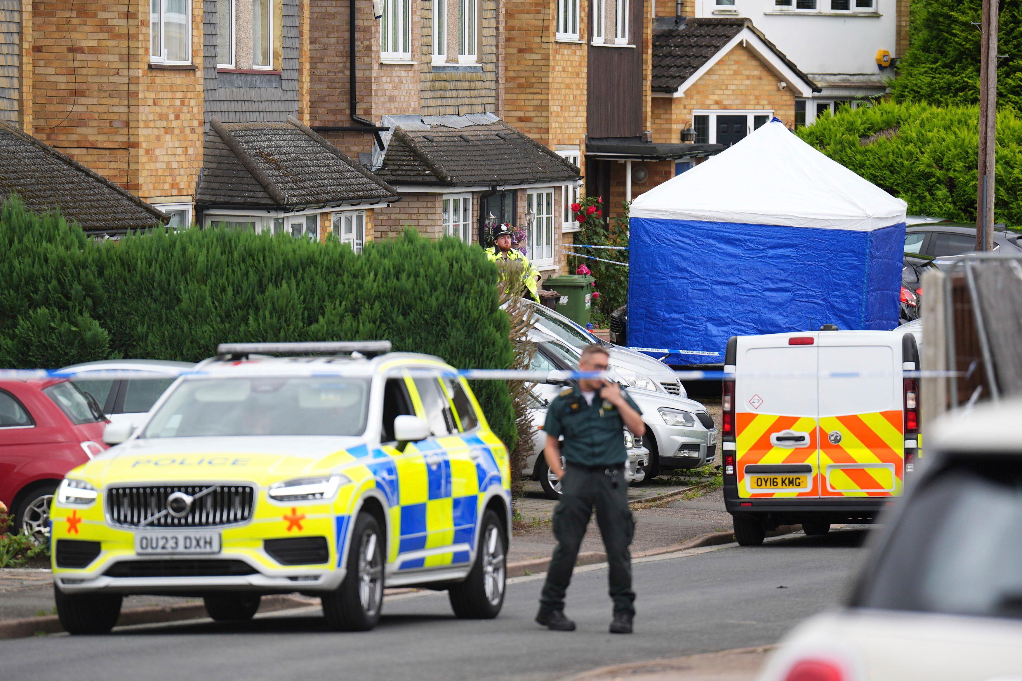 Polis på plats efter att tre kvinnor mördats av en man med armborst utanför London. Foto: James Manning/AP/TT