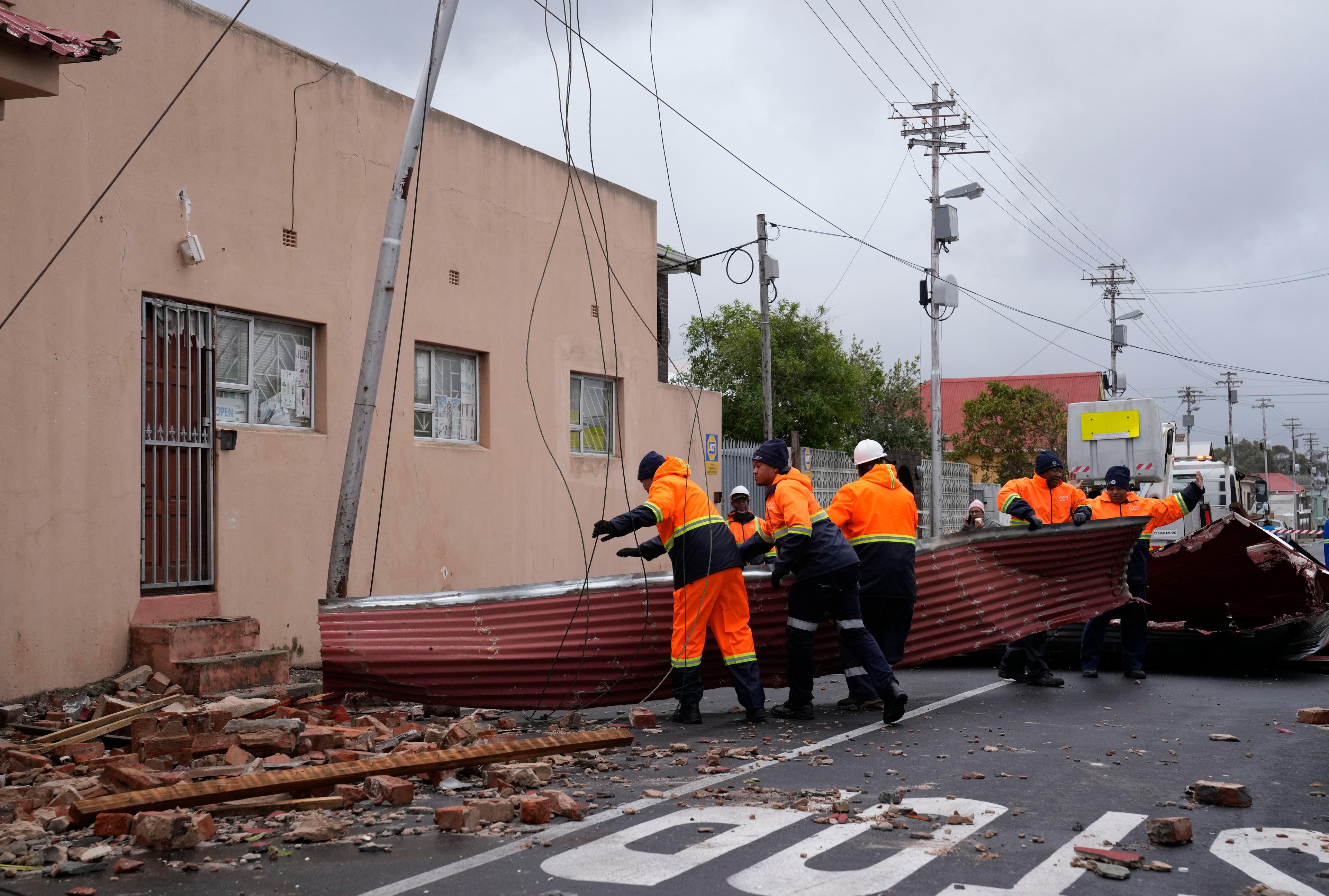 Räddningsarbetare röjer upp i Kapstaden efter att en storm skadat upp emot 15|000 byggnader i staden. Foto: Nardus Engelbrecht/AP/TT