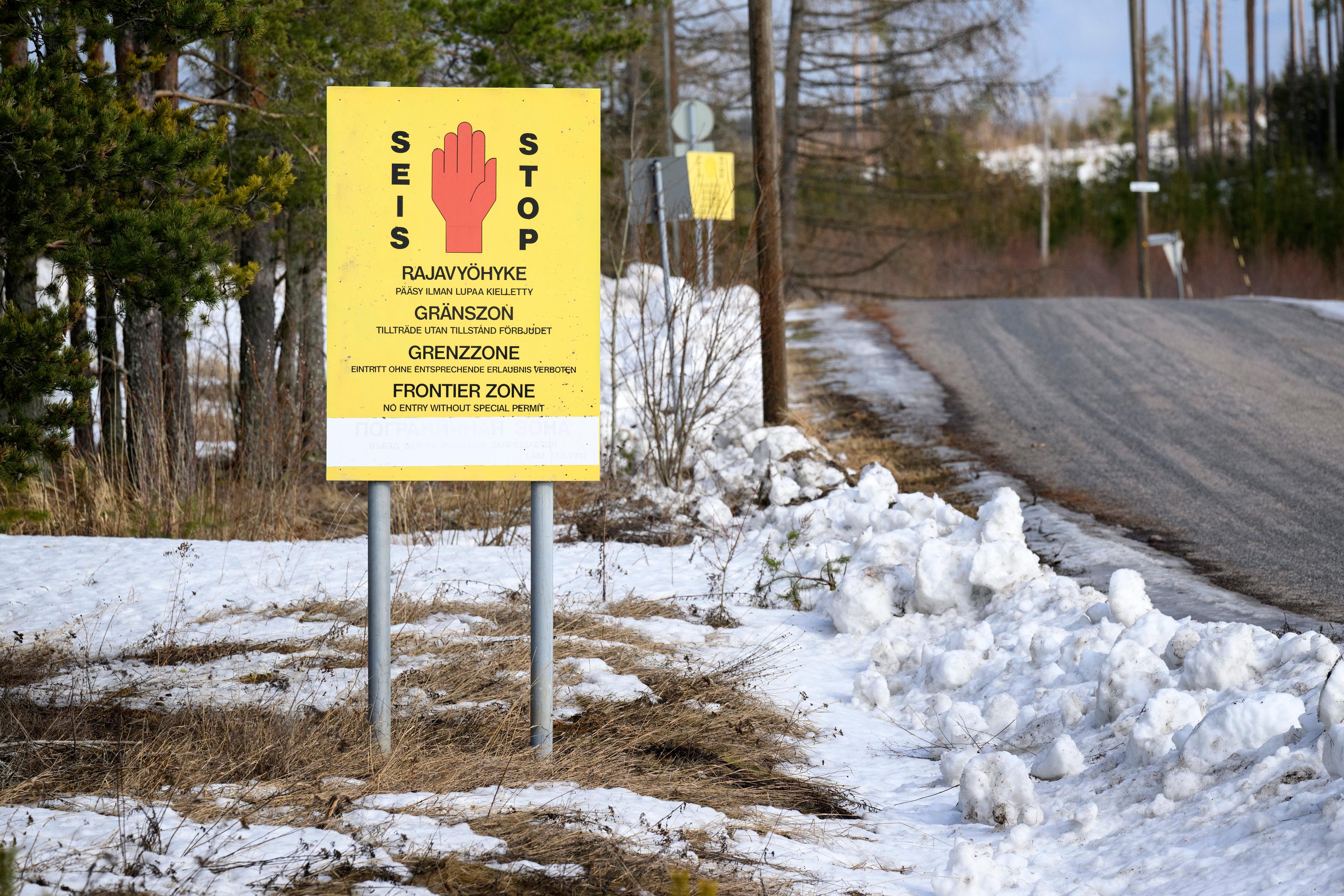 En stoppskylt vid en av Finlands gränsövergångar till Ryssland, mellan Imatra och ryska Svetogorsk. Arkivbild. Foto: Jessica Gow/TT