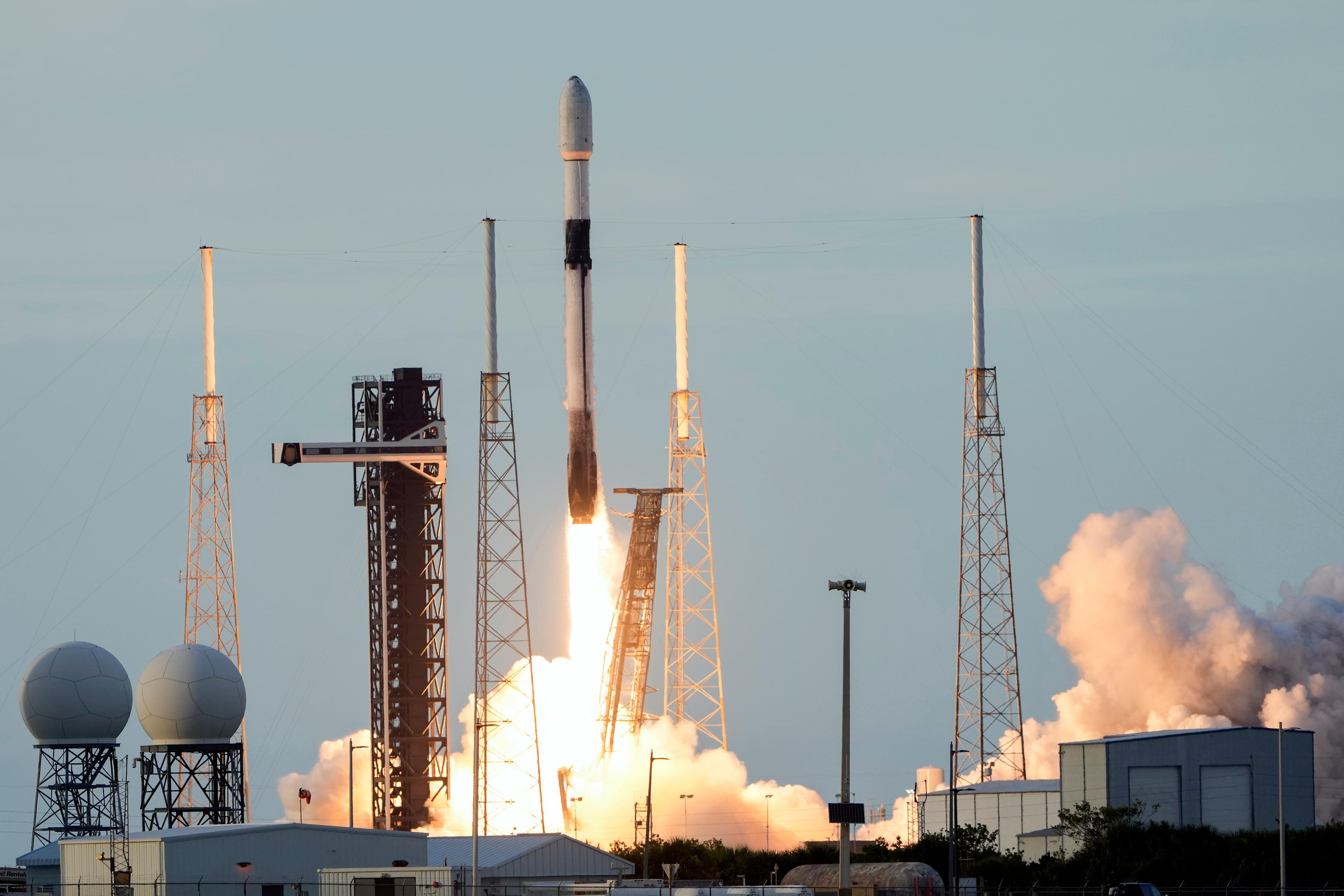 En Falconraket med en turkisk satellit ombord skjuts upp från Cape Canaveral i Florida i måndags, bara några dagar innan en annan Falconraket havererar. Foto: John Raoux/AP/TT