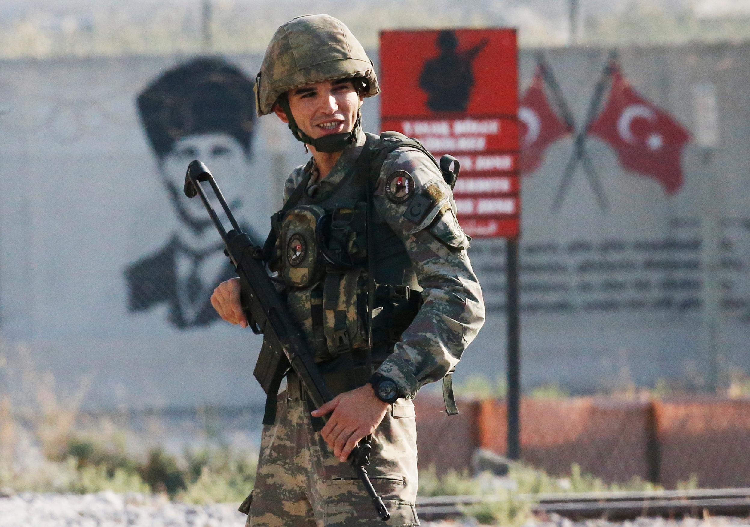 En turkisk soldat bevakar gränsen mot Syrien. Arkivbild. Foto: Lefteris Pitarakis/AP/TT