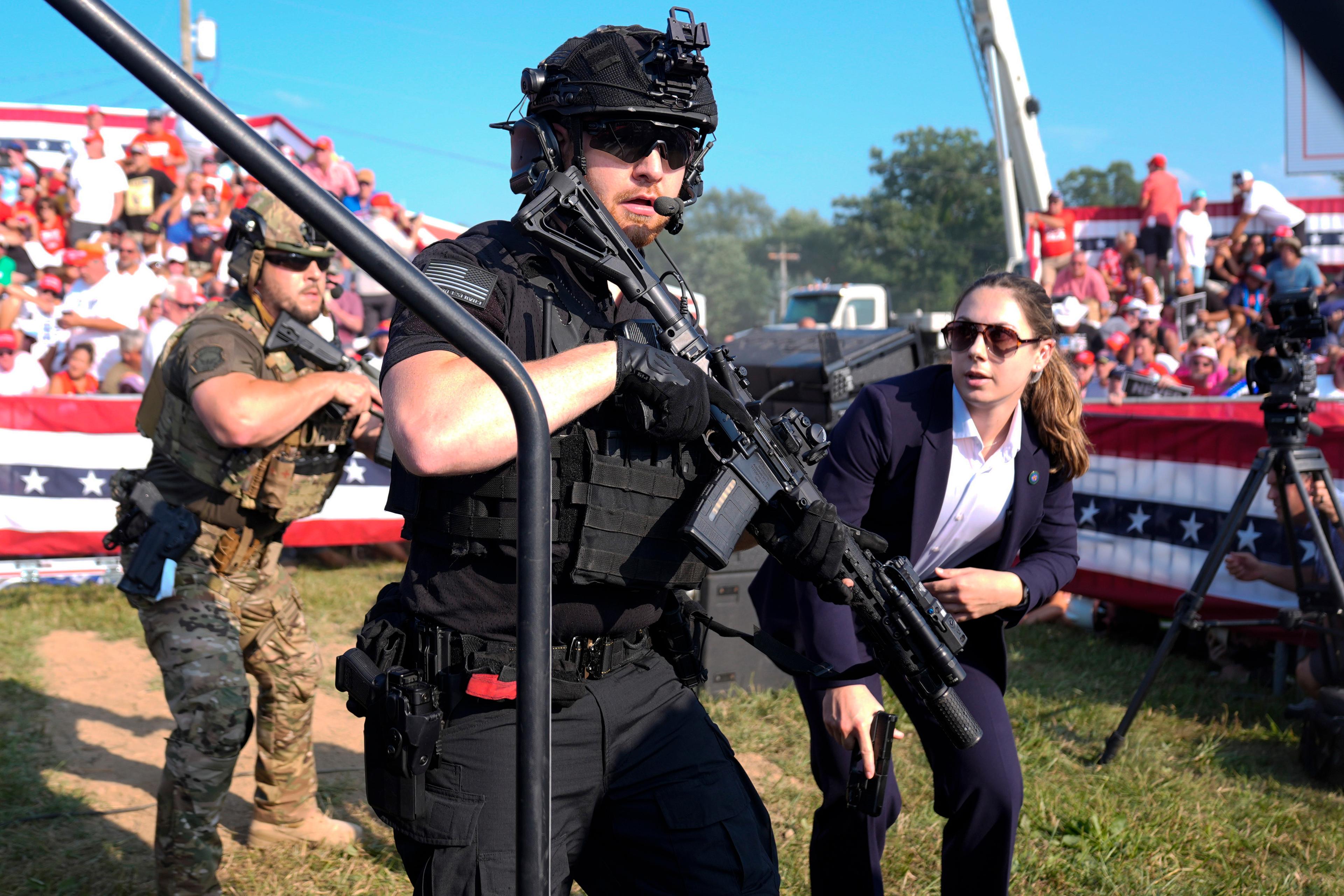 Säkerhetspolis efter skottlossningen på kampanjmötet i Pennsylvania. Foto: Evan Vucci/AP/TT