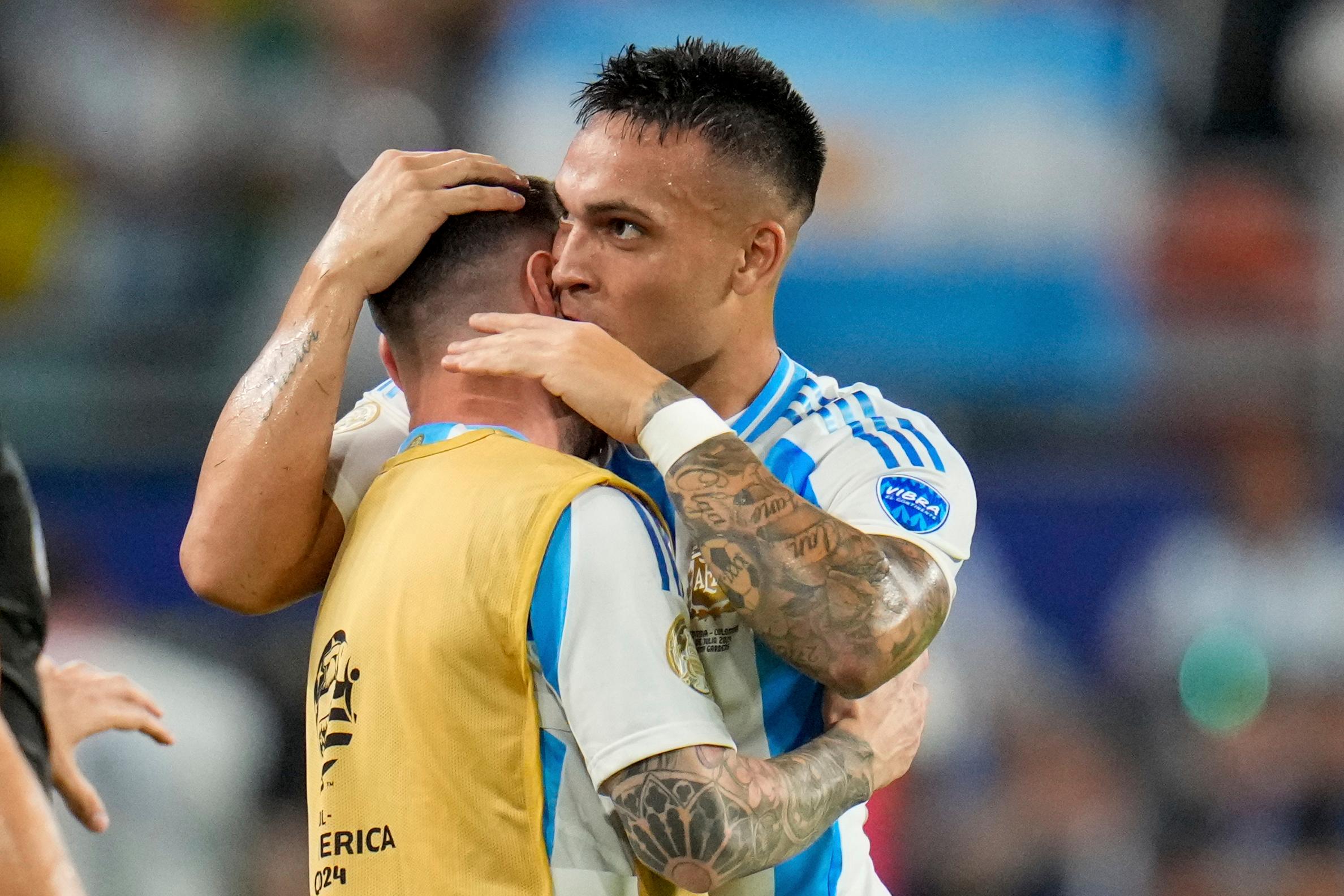 Argentinas Lautaro Martínez kramar om Lionel Messi efter att ha gjort matchens enda mål. Foto: Julio Cortez/AP/TT