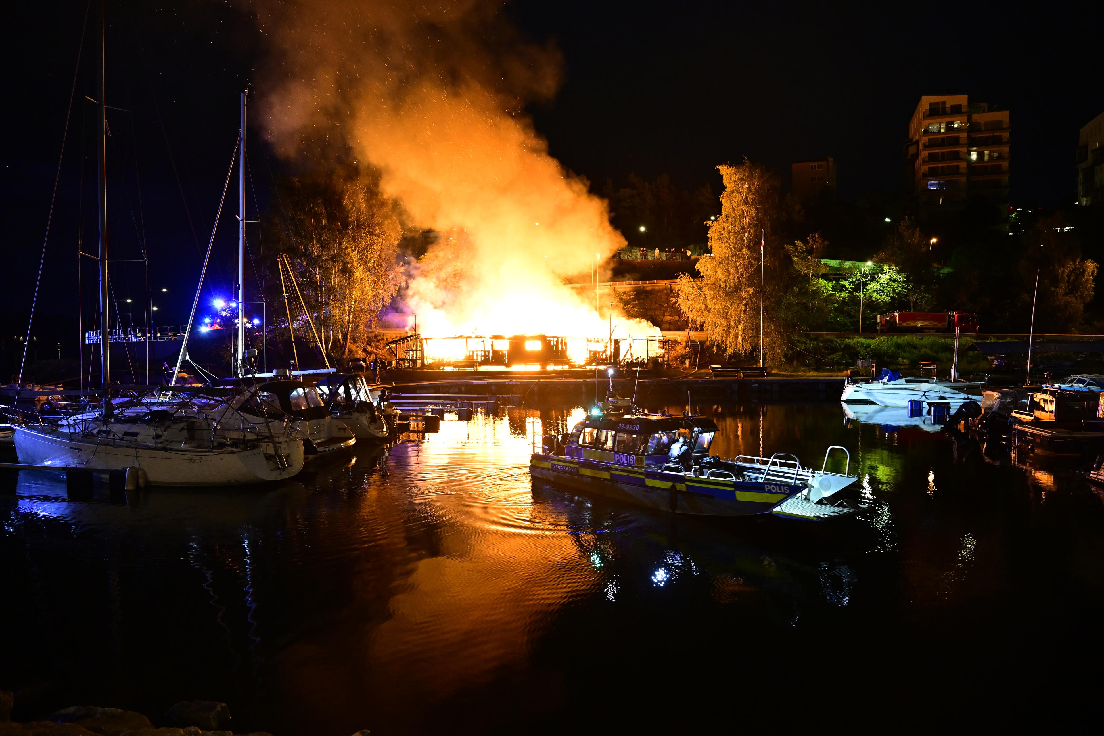 En kraftig brand utbröt under måndagskvällen i ett båthus vid bostadsområdet Finnberget i Nacka utanför Stockholm. Foto: Magnus Lejhall/TT