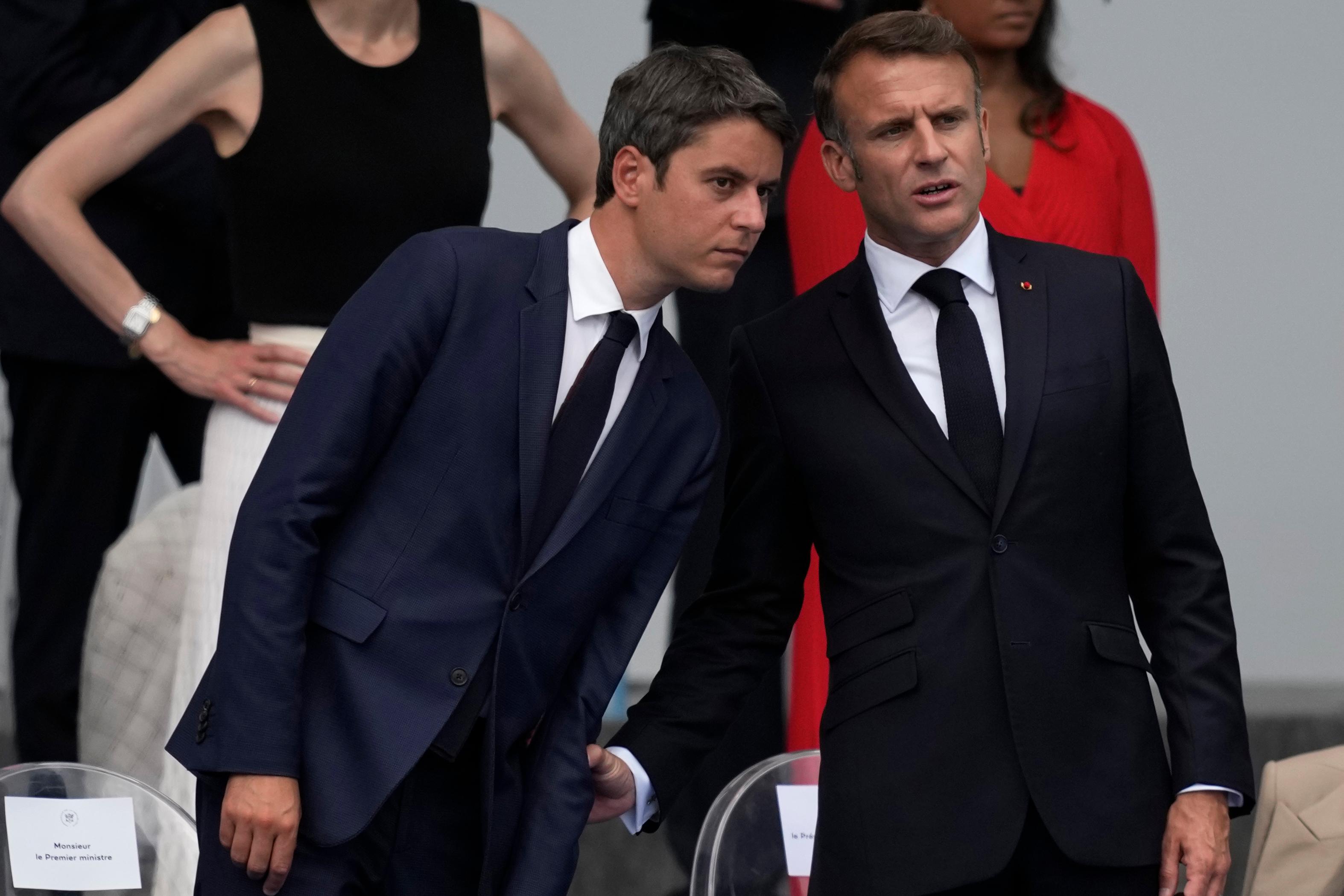 Frankrikes president Emmanuel Macron, till höger, and den avgående premiärministern Gabriel Attal vid en ceremoni på Frankrikes nationaldag den 14 juli. Foto: Louise Delmotte/AP/TT