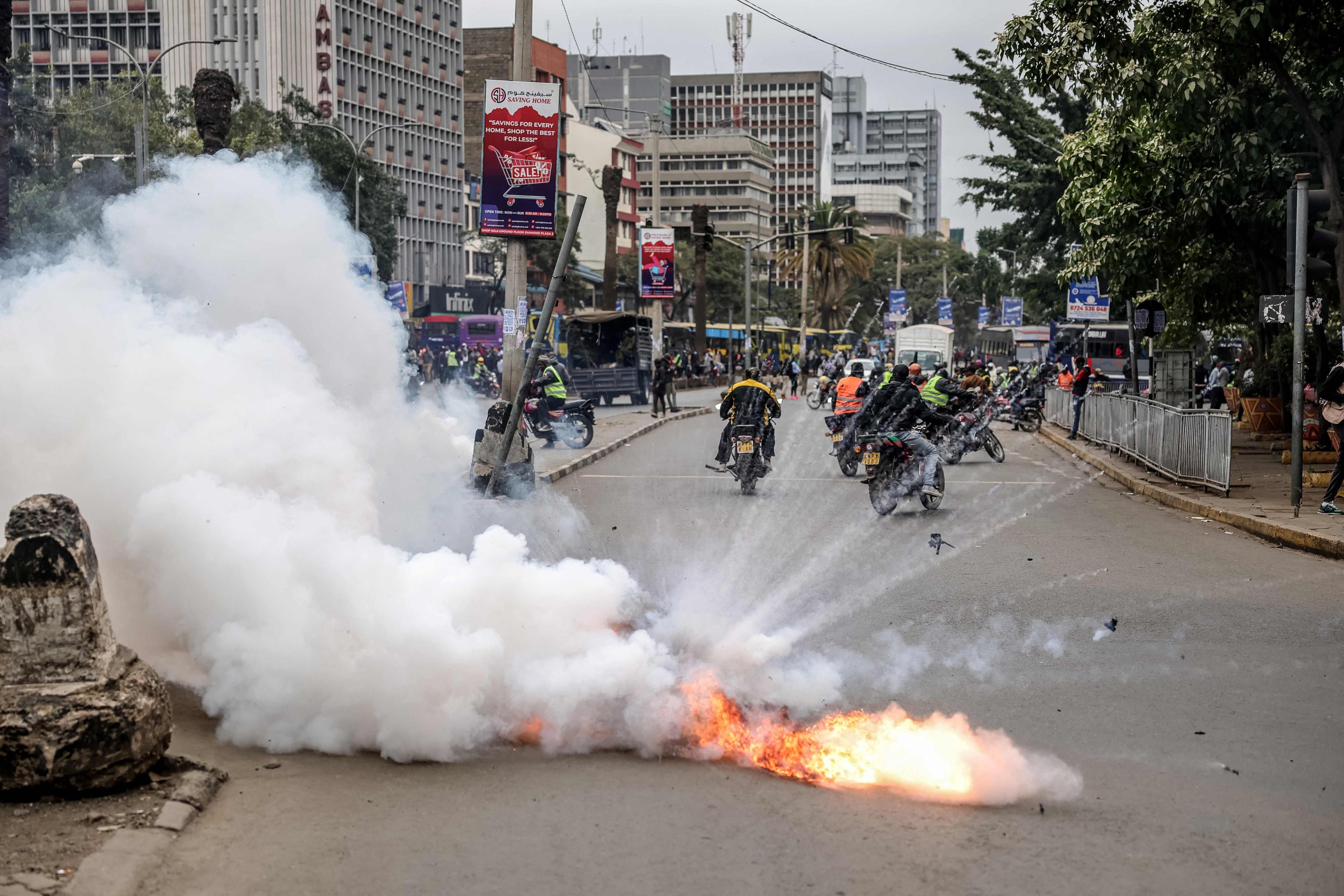 En tårgasbehållare exploderar under demonstrationer i Kenyas huvudstad Nairobi. Foto: Tony Karumba/AP/TT