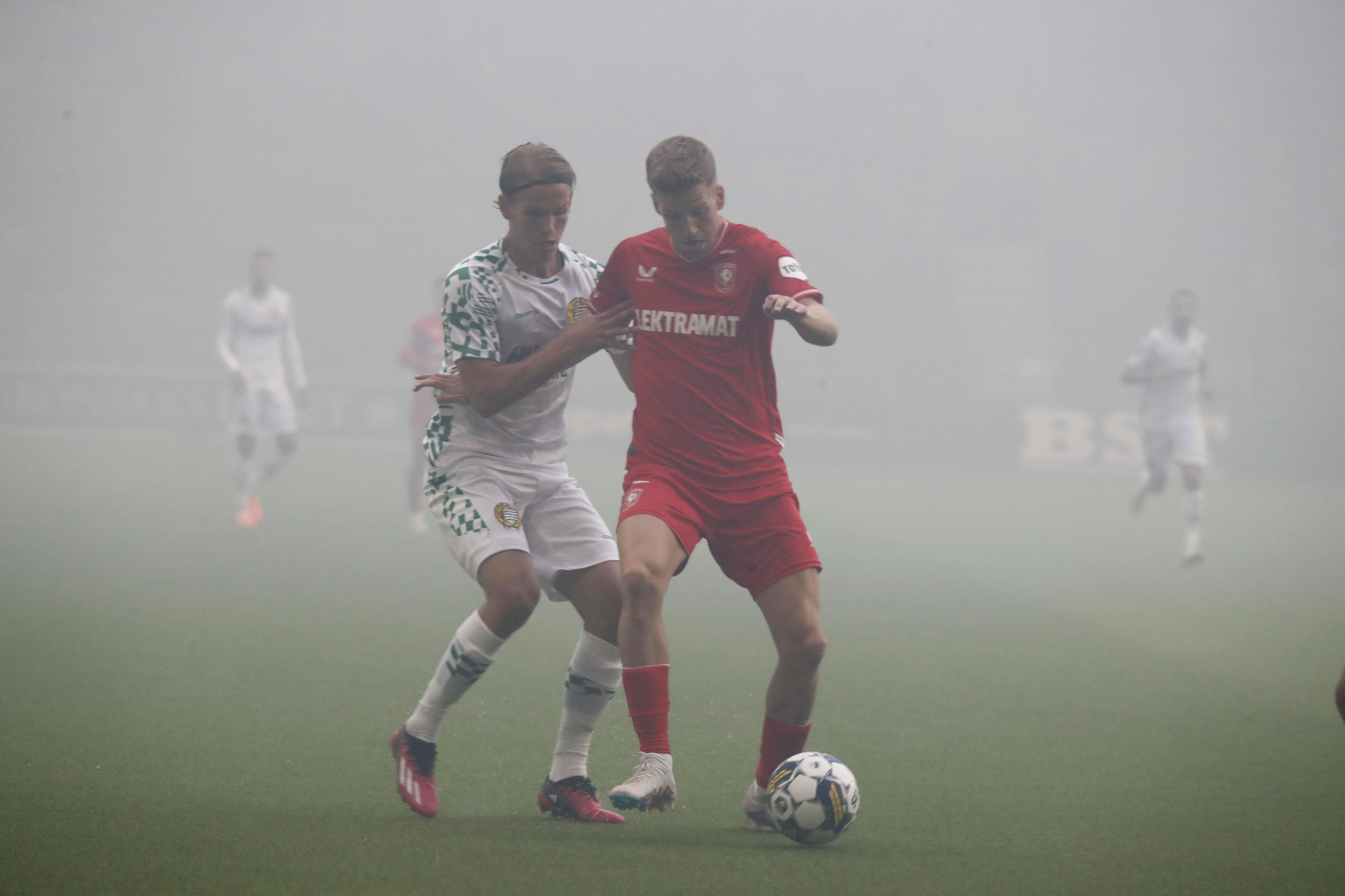 Twentes Gijs Smal och Hammarbys Markus Karlsson under den första kvalmatchen mellan lagen på Tele2 Arena. Arkivbild. Foto: Mickan Palmqvist/TT