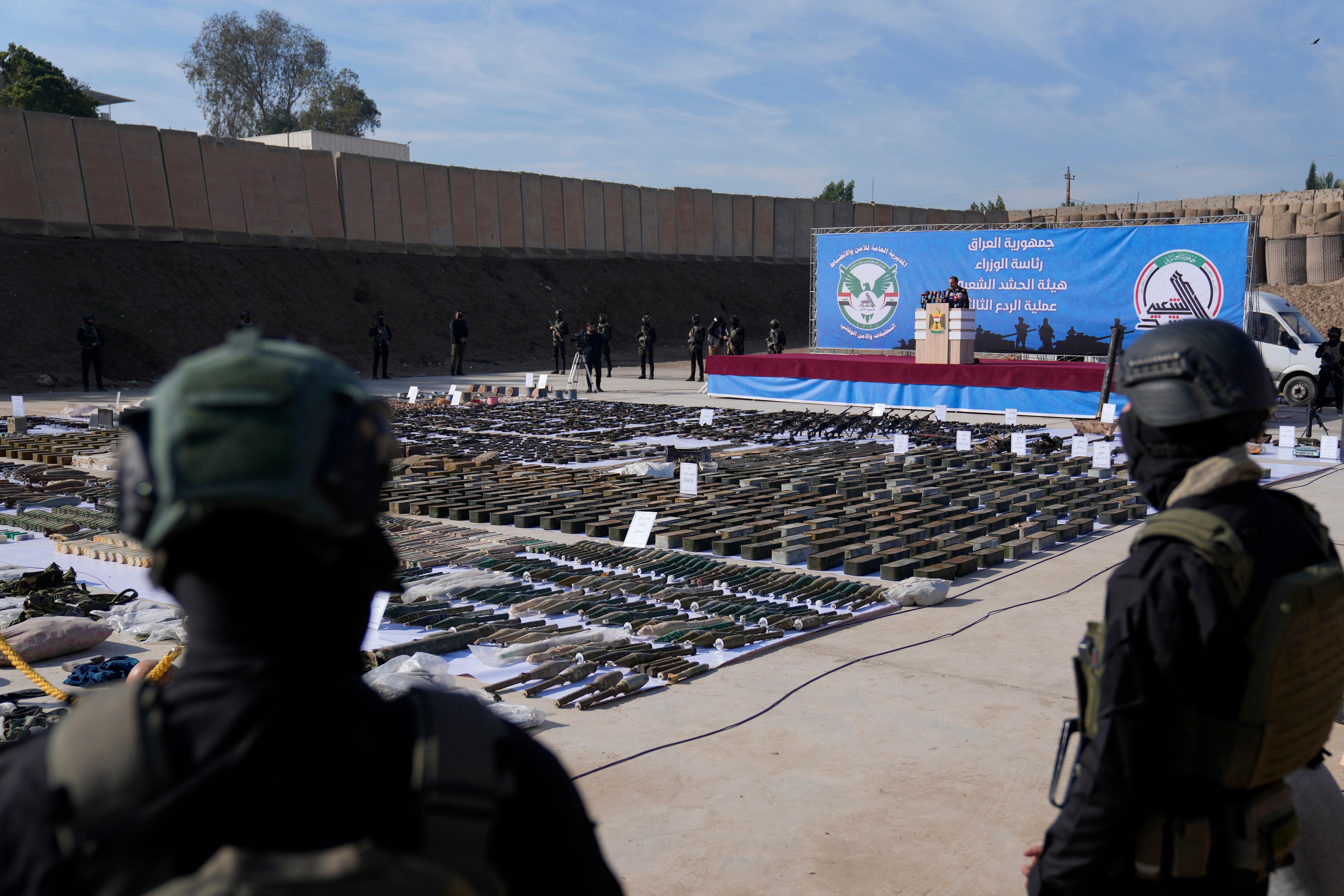 Den statsunderstödd milisgruppen PMF i Irak visar upp vapen som beslagtagits från IS-medlemmar i januari 2023. Foto: Hadi Mizban/AP/TT