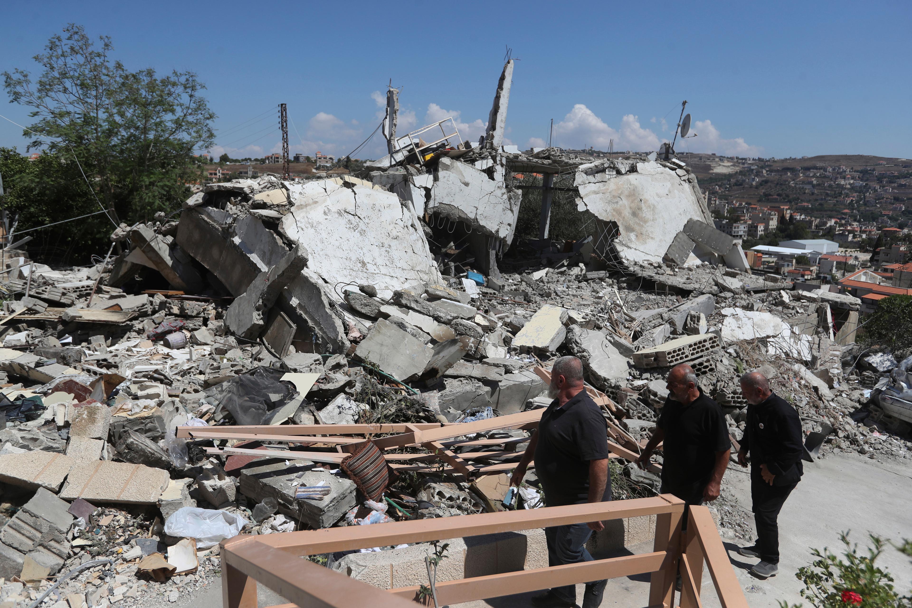 Ett hus i södra Libanon förstördes av ett israeliskt luftangrepp på tisdagen. Foto: Mohammad Zaatari/AP/TT