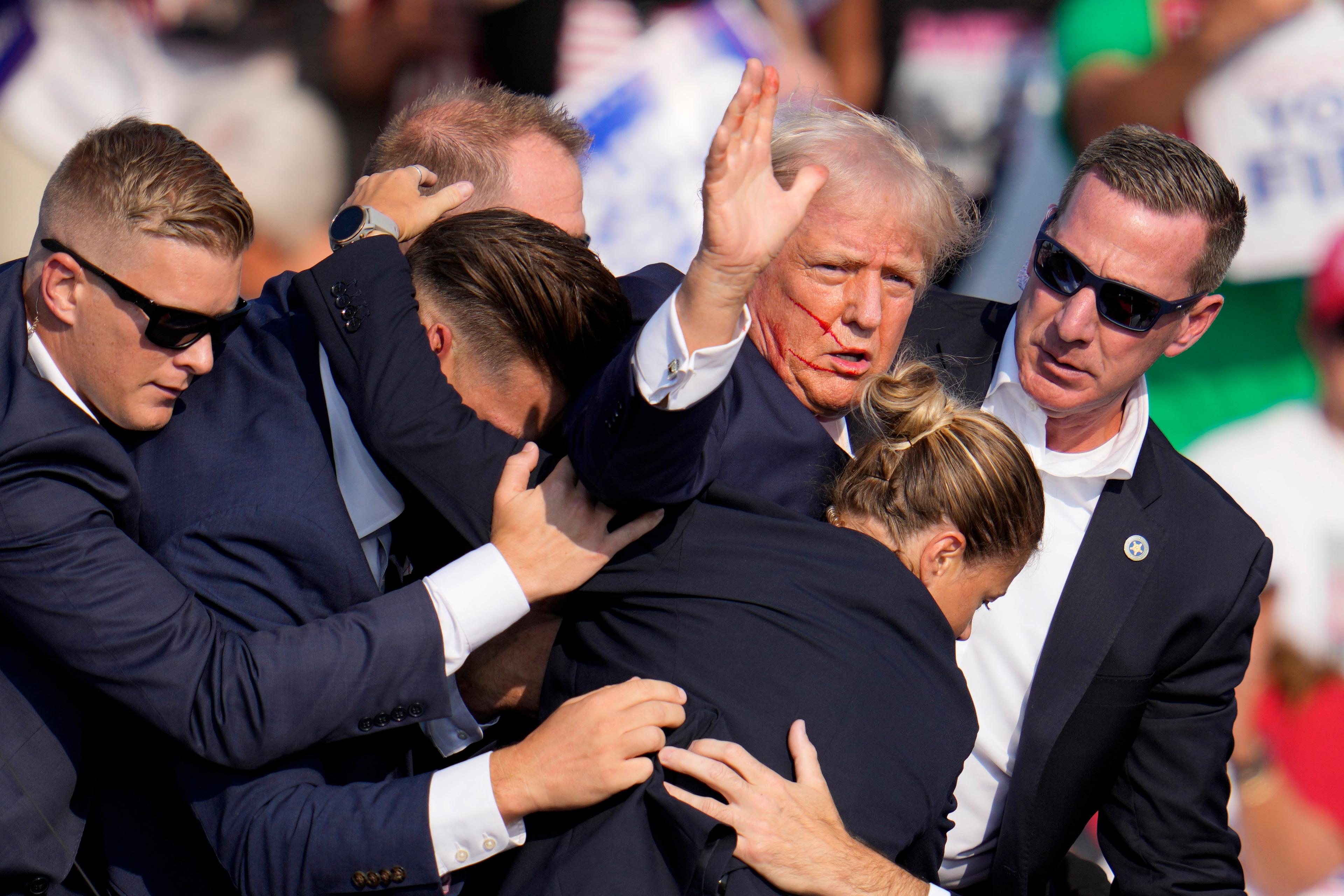 Republikanernas presidentkandidat Donald Trump besköts under ett kampanjmöte i Pennsylvania i lördags. Foto: Gene J. Puskar/AP/TT