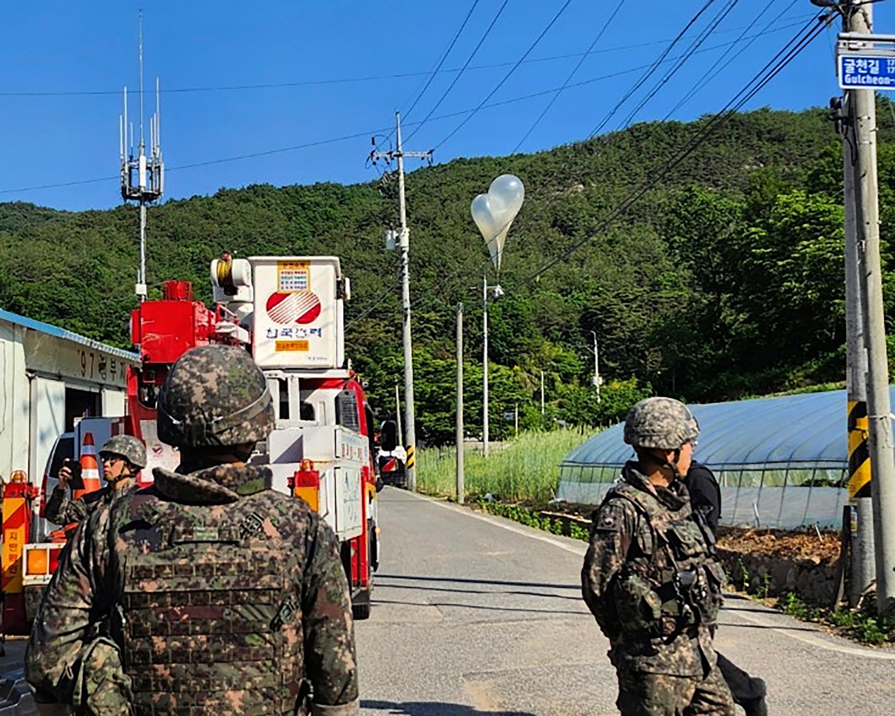 Över tusen skräpballongen har skickats från Nordkorea sedan maj. Foto: Joenbuk brandmyndighet/AP/TT