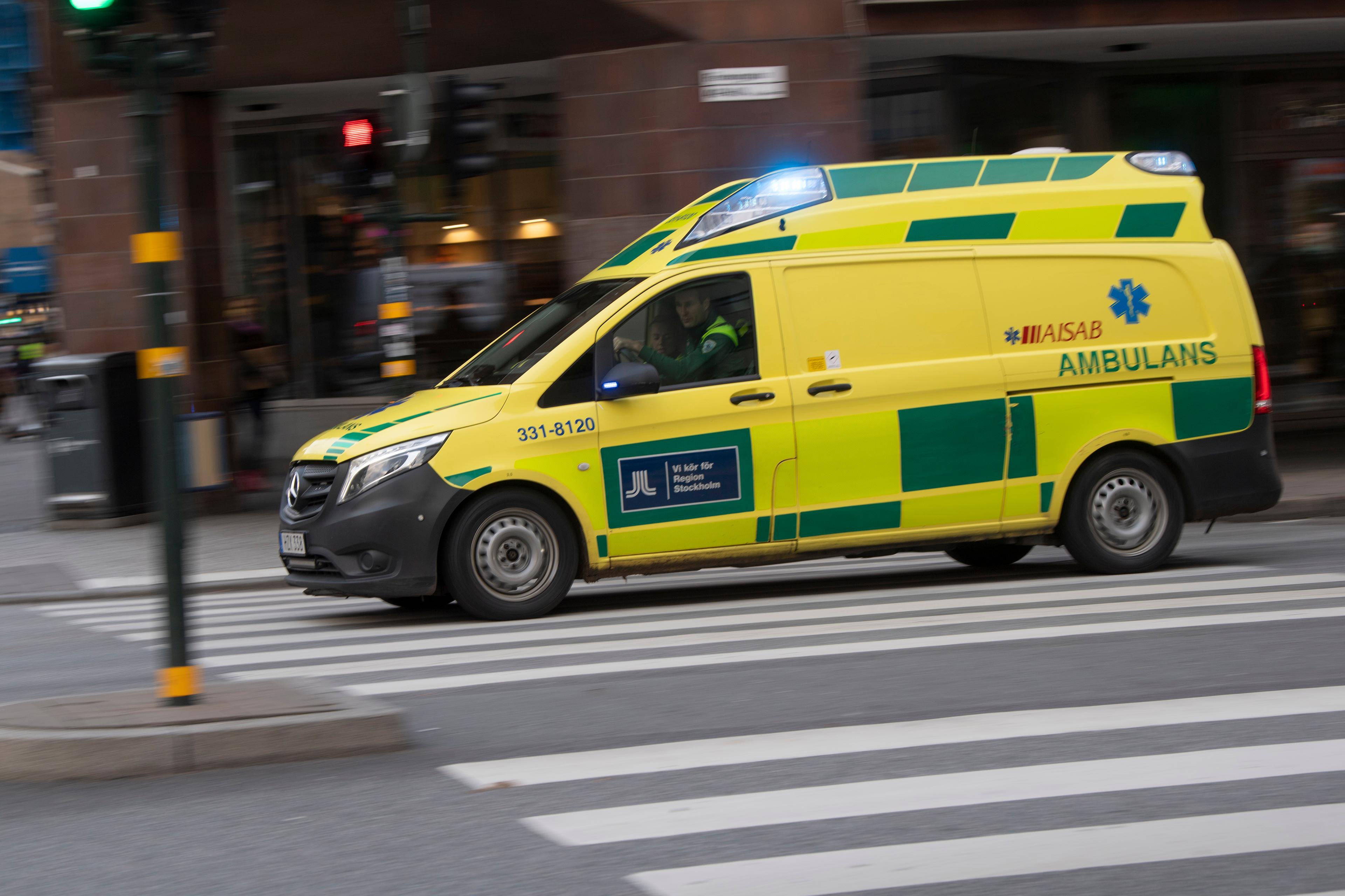 Två personer har förts till sjukhus med ambulans i samband med en lägenhetsbrand i centrala Malmö. Arkivbild Foto: Fredrik Sandberg/TT