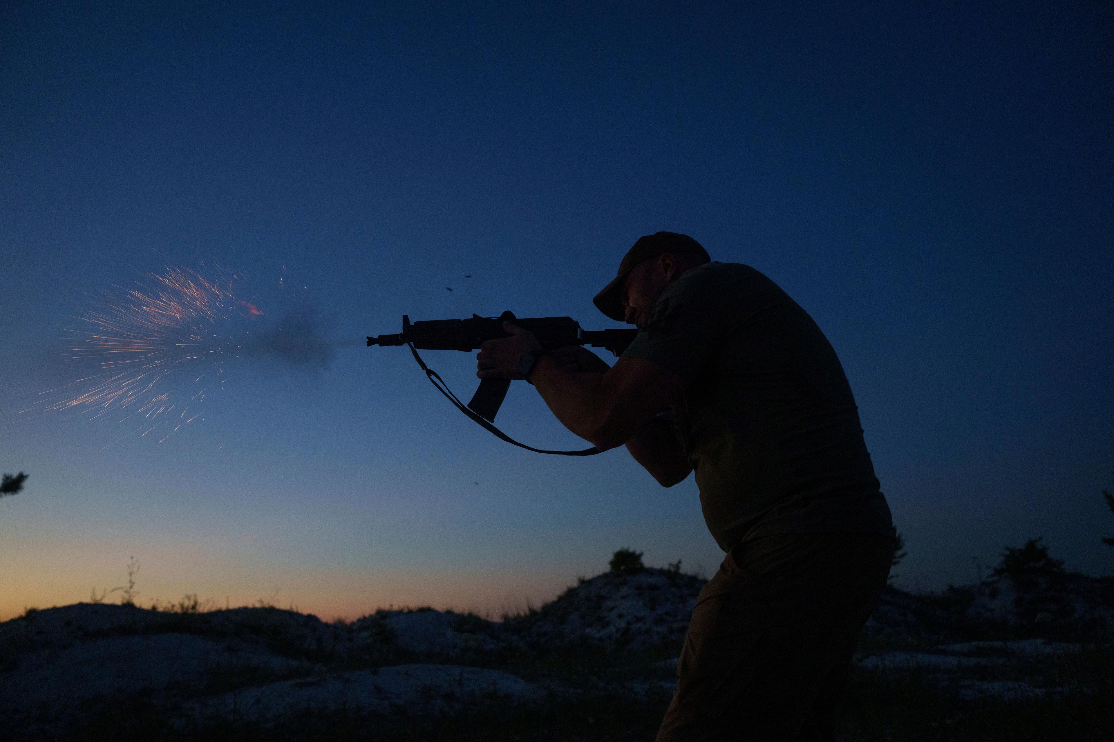 Ukrainsk militär som tränar i länet Donetsk. Bild från slutet av juni. Foto: Evgeniy Maloletka/AP/TT