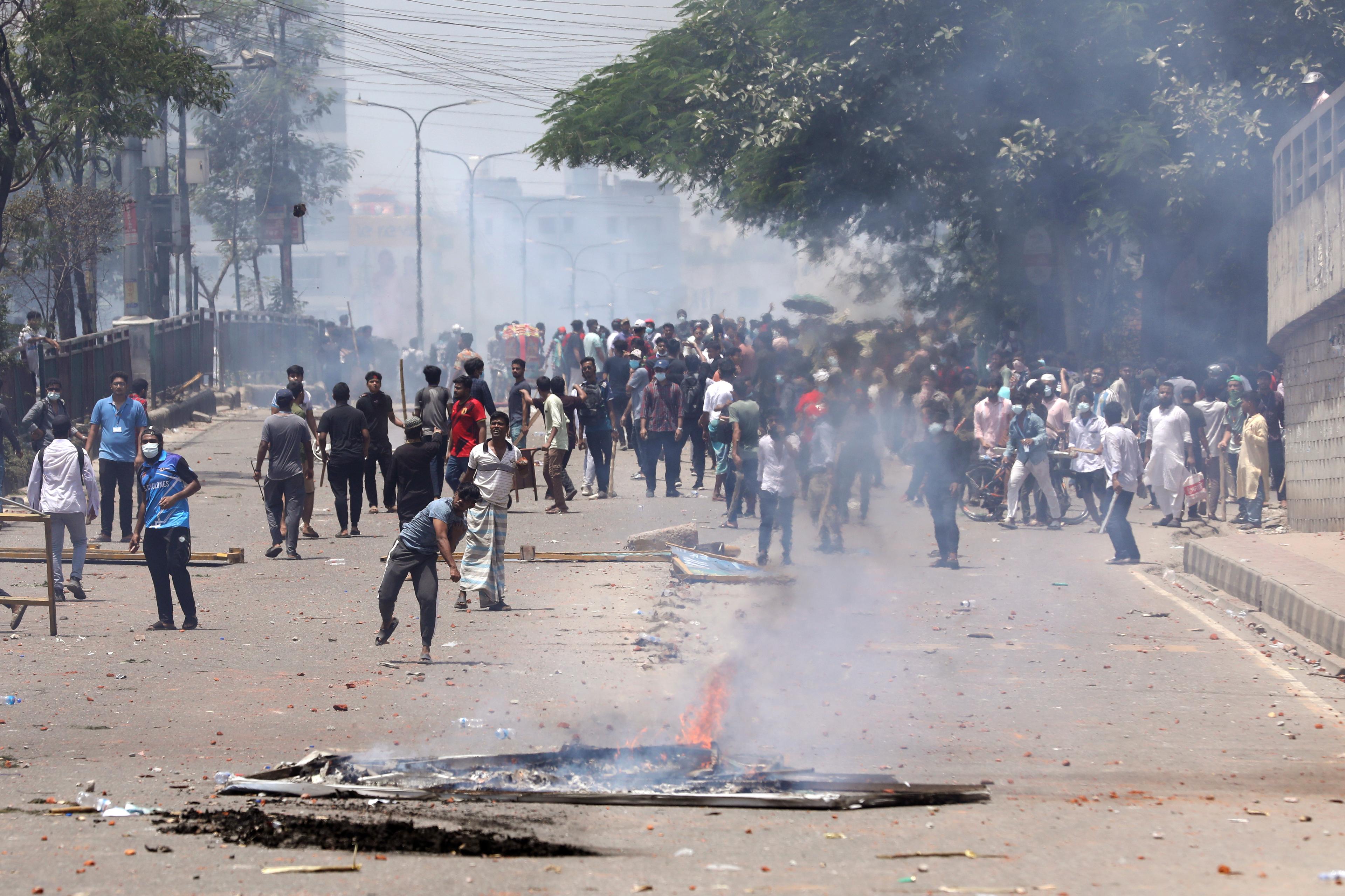 Studenter och polis drabbar samman i Dhaka den 18 juli. Foto: Rajib Dhar/AP/TT