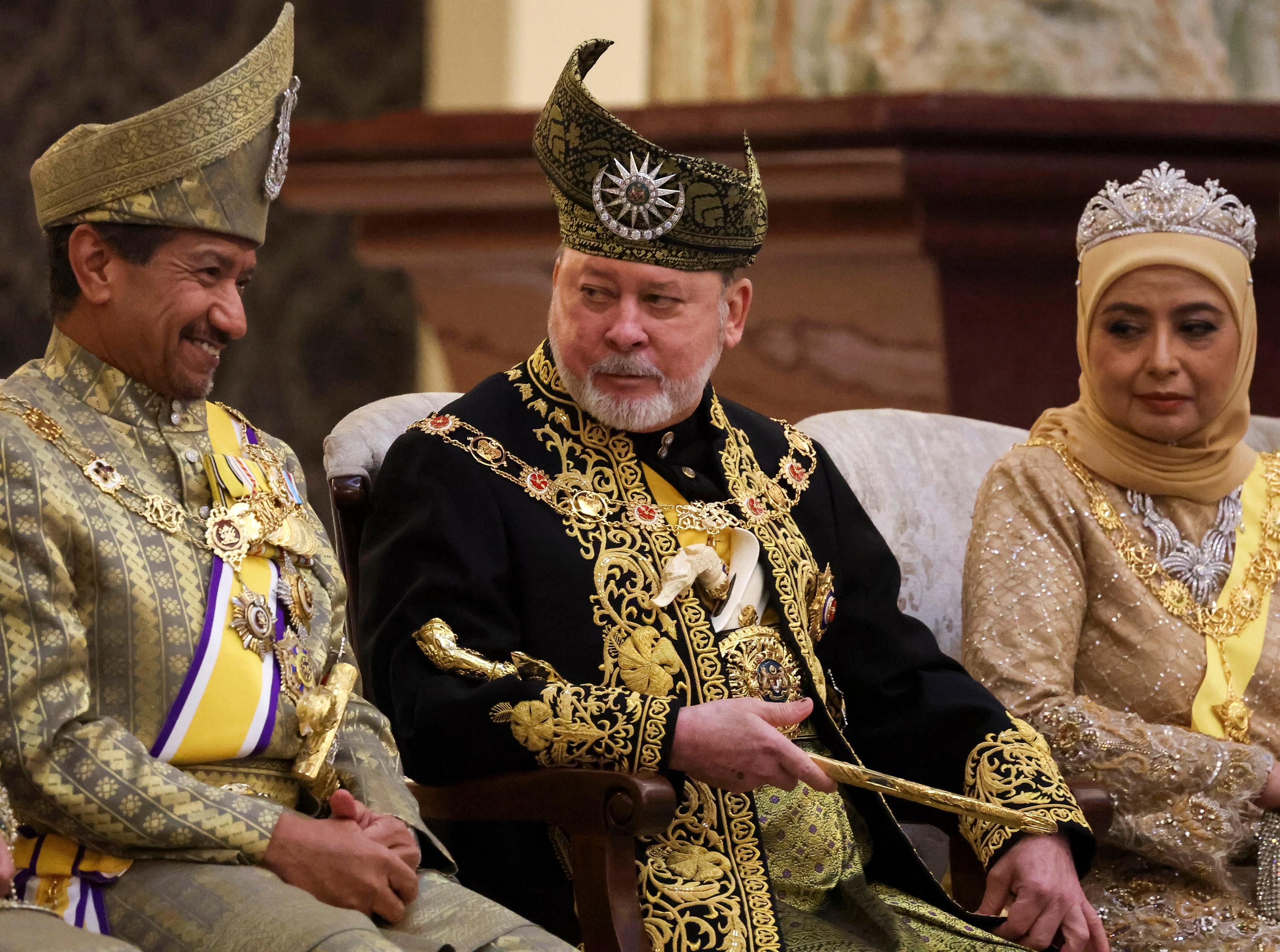 Malaysias nye kung, Sultan Ibrahim Iskandar, i mitten, tillsammans med drottning Raja Zarith Sofiah, under kröningsceremonin i Kuala Lumpur på lördagen. Foto: Hasnoor Hussain/AP/TT