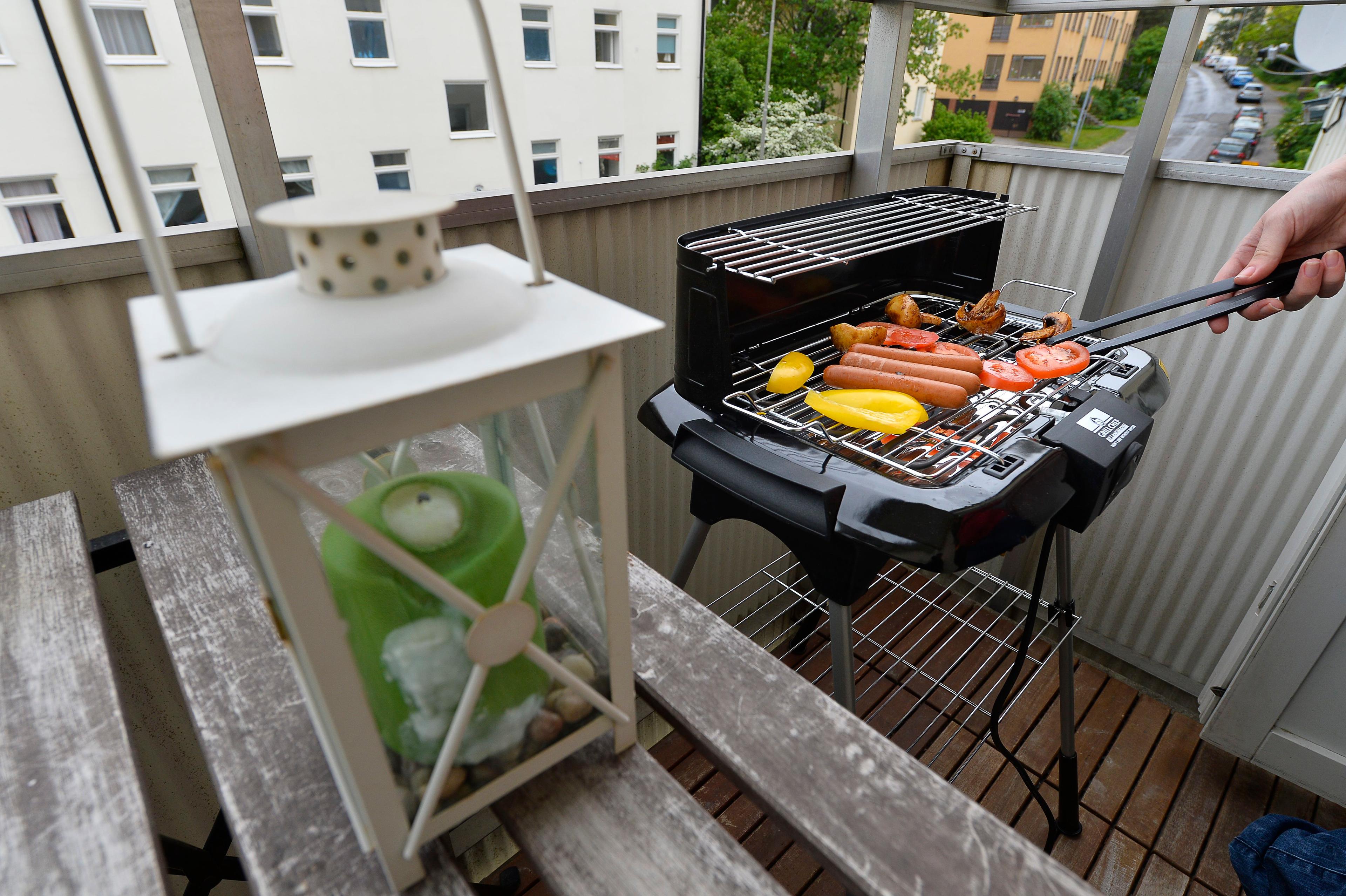 Är det egentligen okej att grilla på balkongen? Arkivbild. Foto: Anders Wiklund/ TT