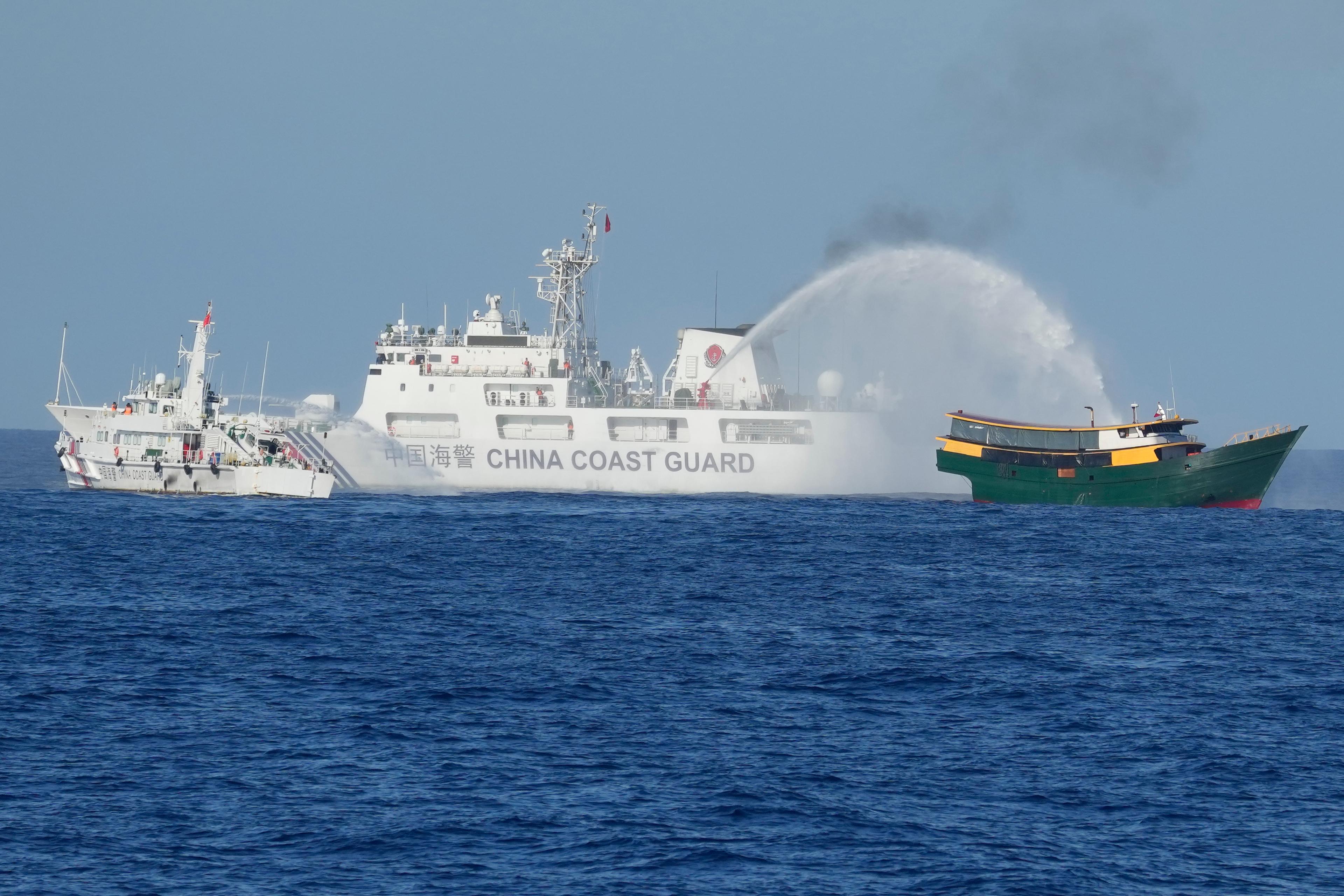 Kina och Filippinerna har nått en överenskommelse om den omstridda atollen Second Thomas Shoal. I mars i år använde Kina vattenbomber mot en filippinsk båt med förnödenheter på väg till atollen. Foto: Aaron Favila/AP/TT