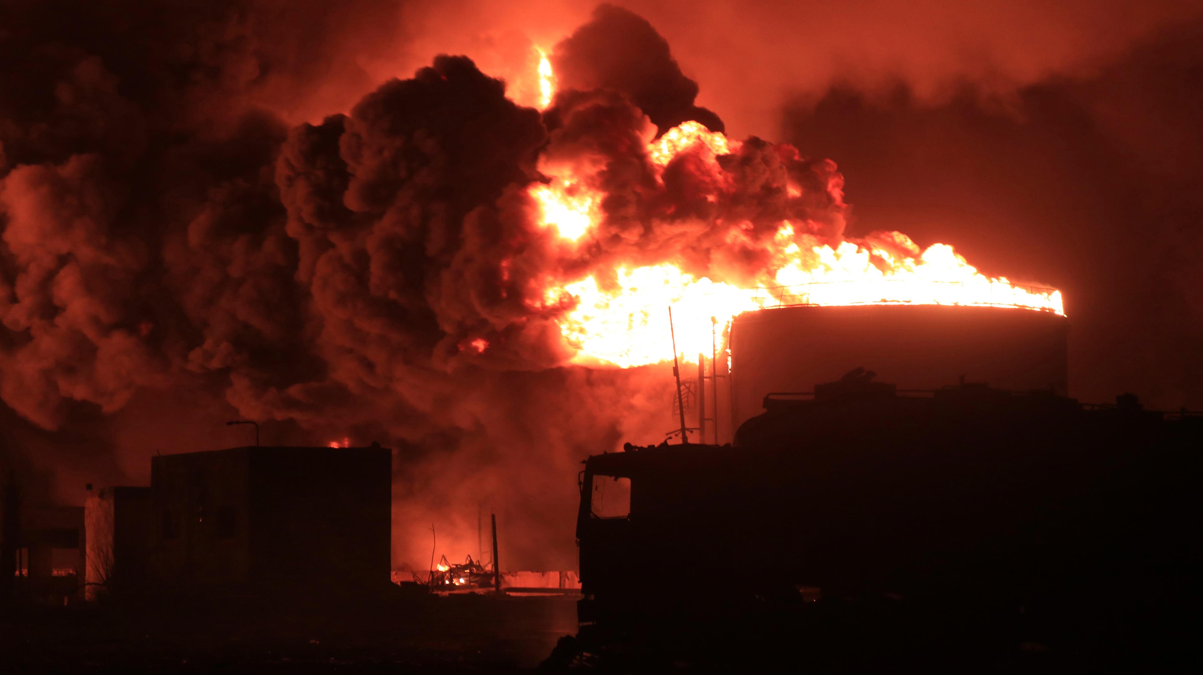 En massiv brand utbröt i hamnen som kontrolleras av Huthirörelsen. Bild från lördagen. Foto: AP