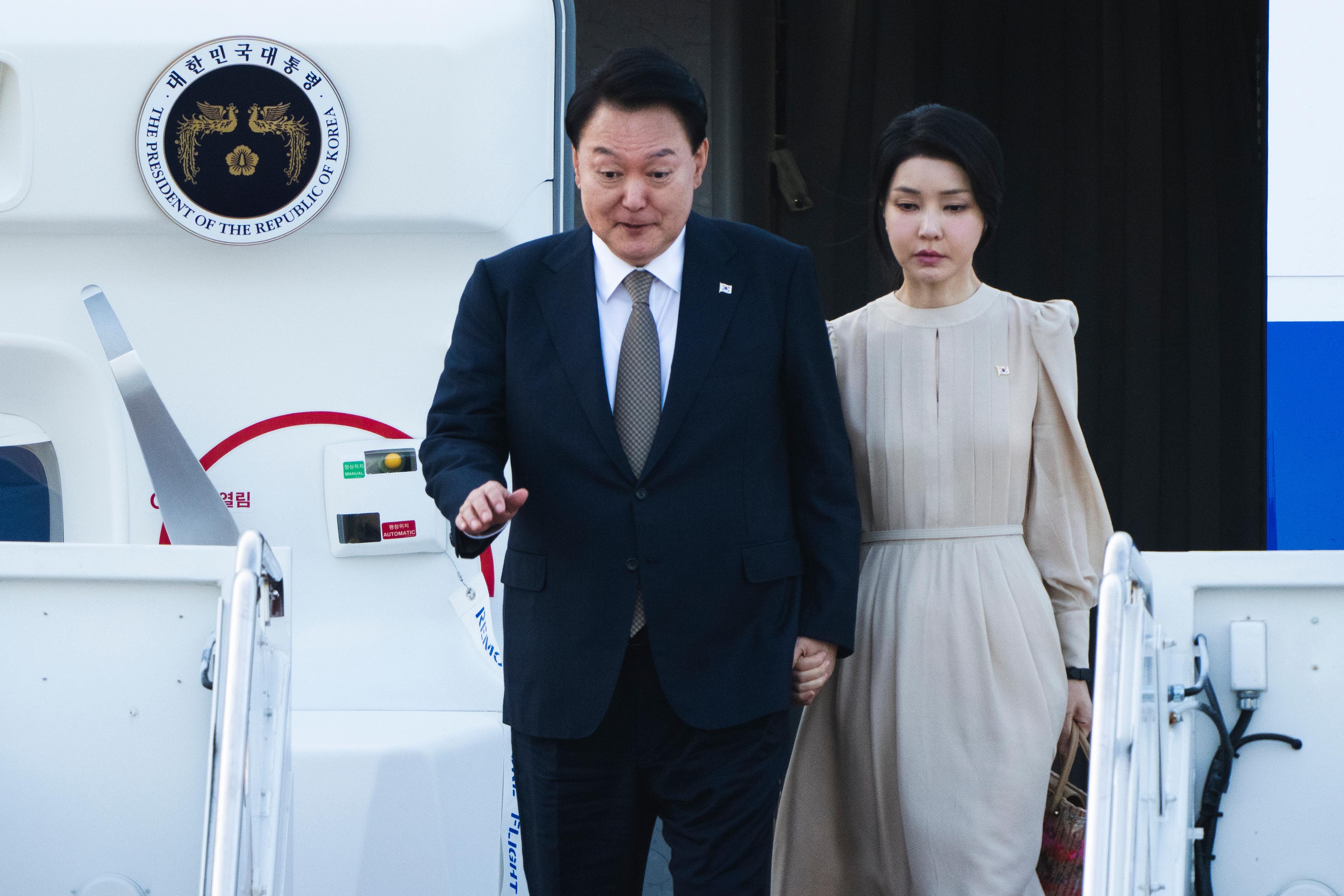 Sydkoreas president Yoon Suk Yeol och presidentfrun Kim Keon Hee landar i Washington inför Nato-mötet den 10 juli. Foto: Manuel Balce Ceneta/AP/TT