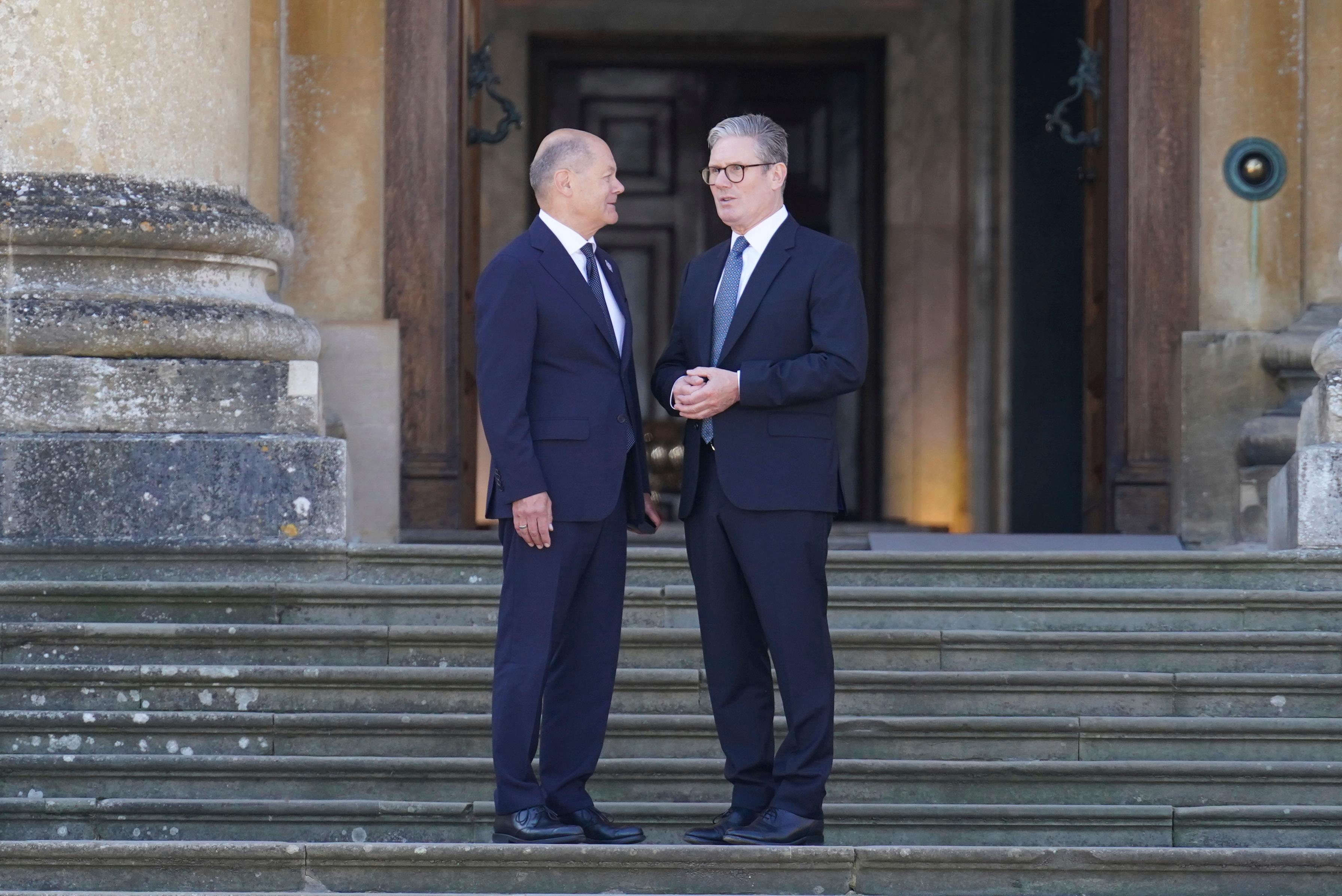 Tysklands förbundskansler Olaf Scholz, till vänster, och Storbritanniens premiärminister Keir Starmer under ett toppmöte utanför Oxford den 18 juli. Foto: Stefan Rousseau/AP/TT