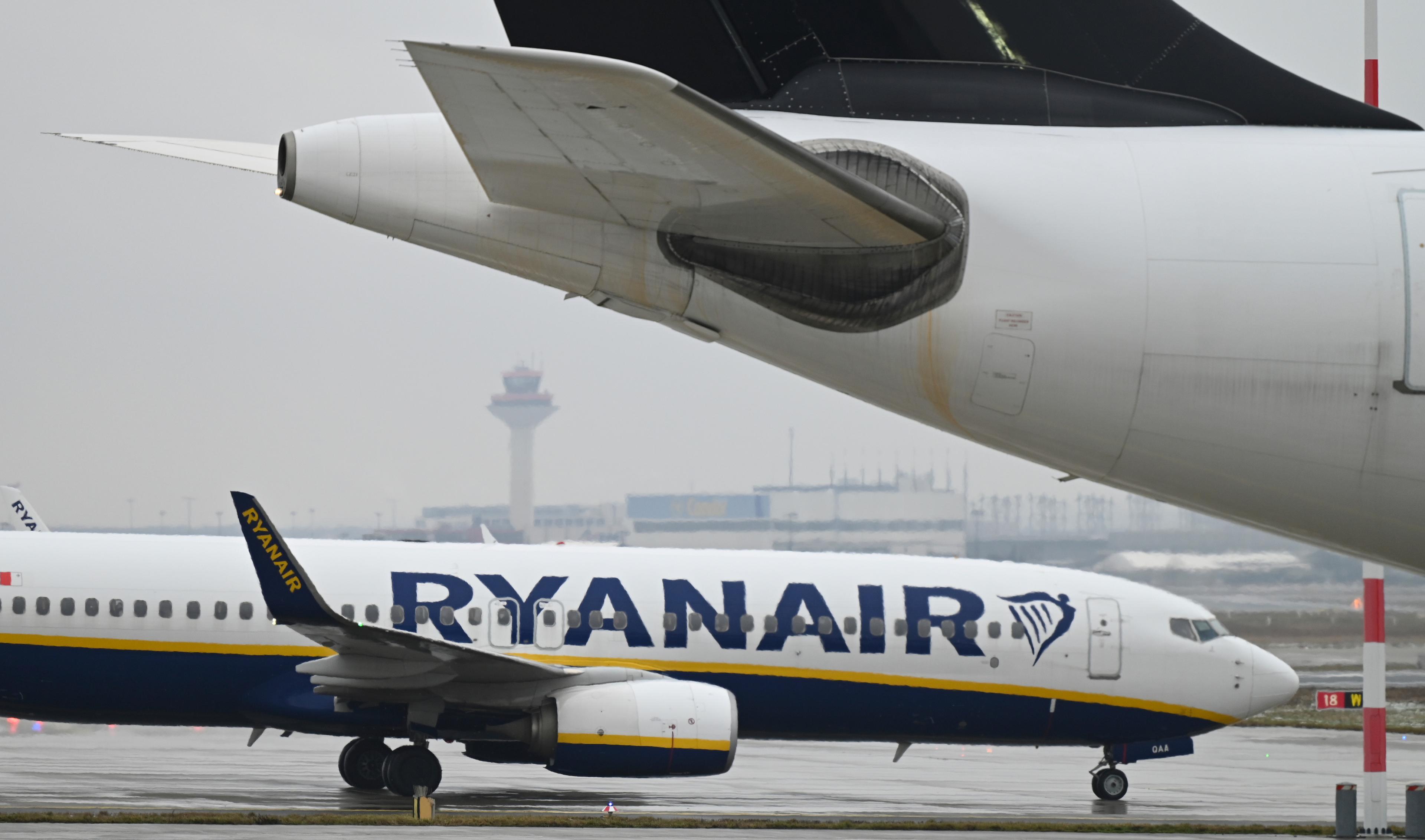 Ett flygplan tillhörandes Ryanair taxar ut från Frankfurts flygplats. Arkivbild. Foto: Arne Dedert/AP/TT