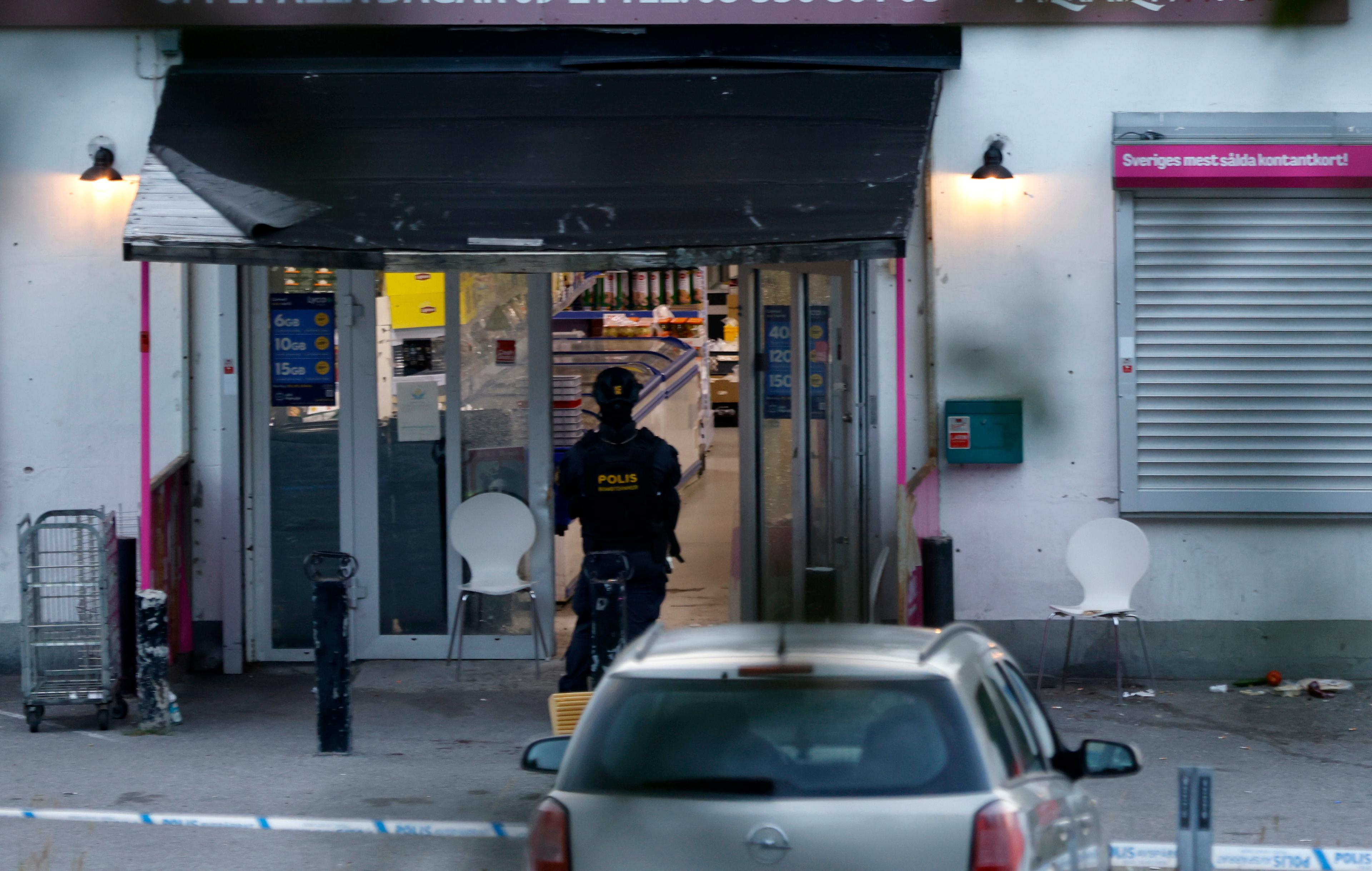Polis och räddningstjänst på plats efter en explosion i en butik i Geneta i Södertälje på måndagskvällen. Foto: Mickan Mörk/TT